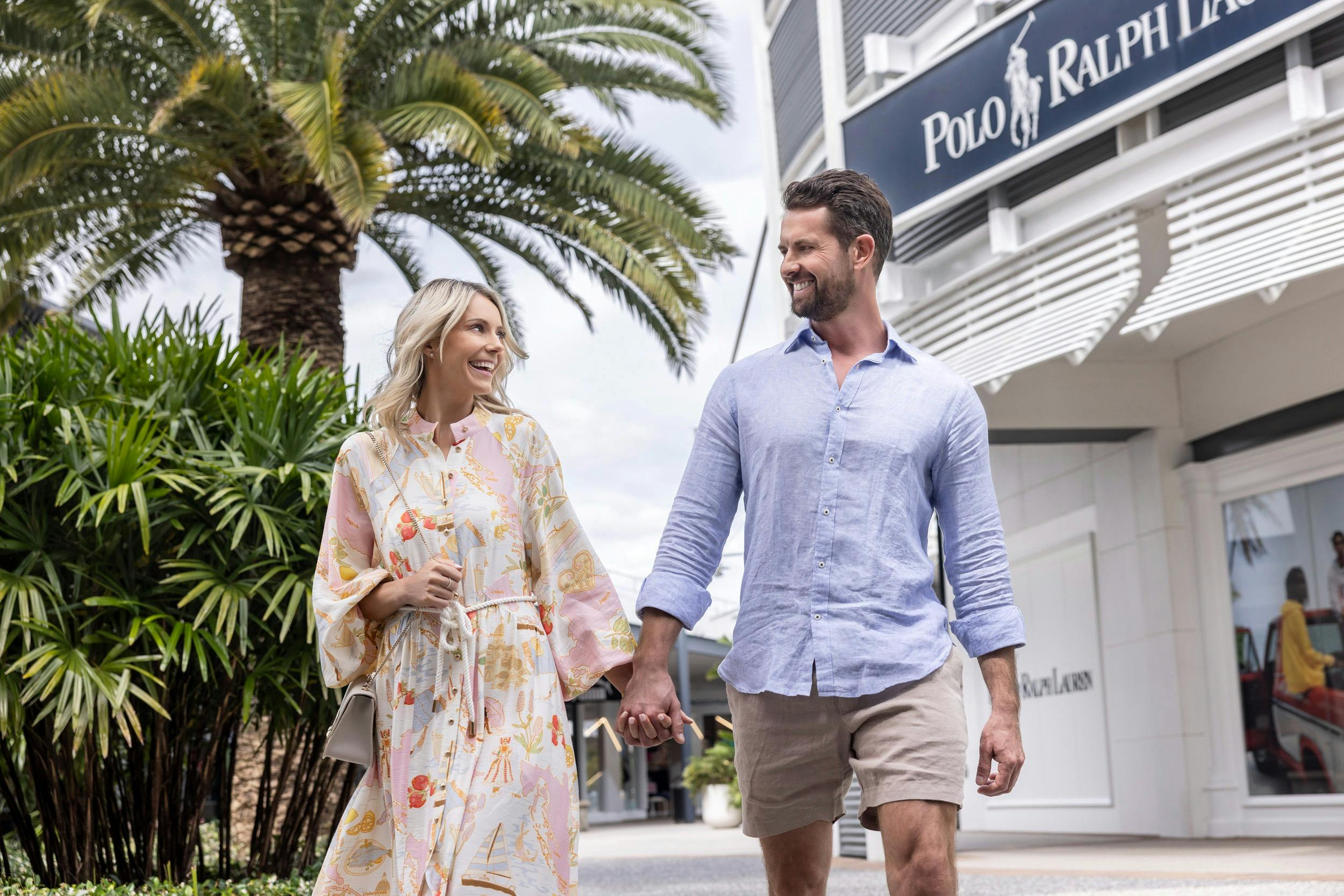 Couple shopping Outlet