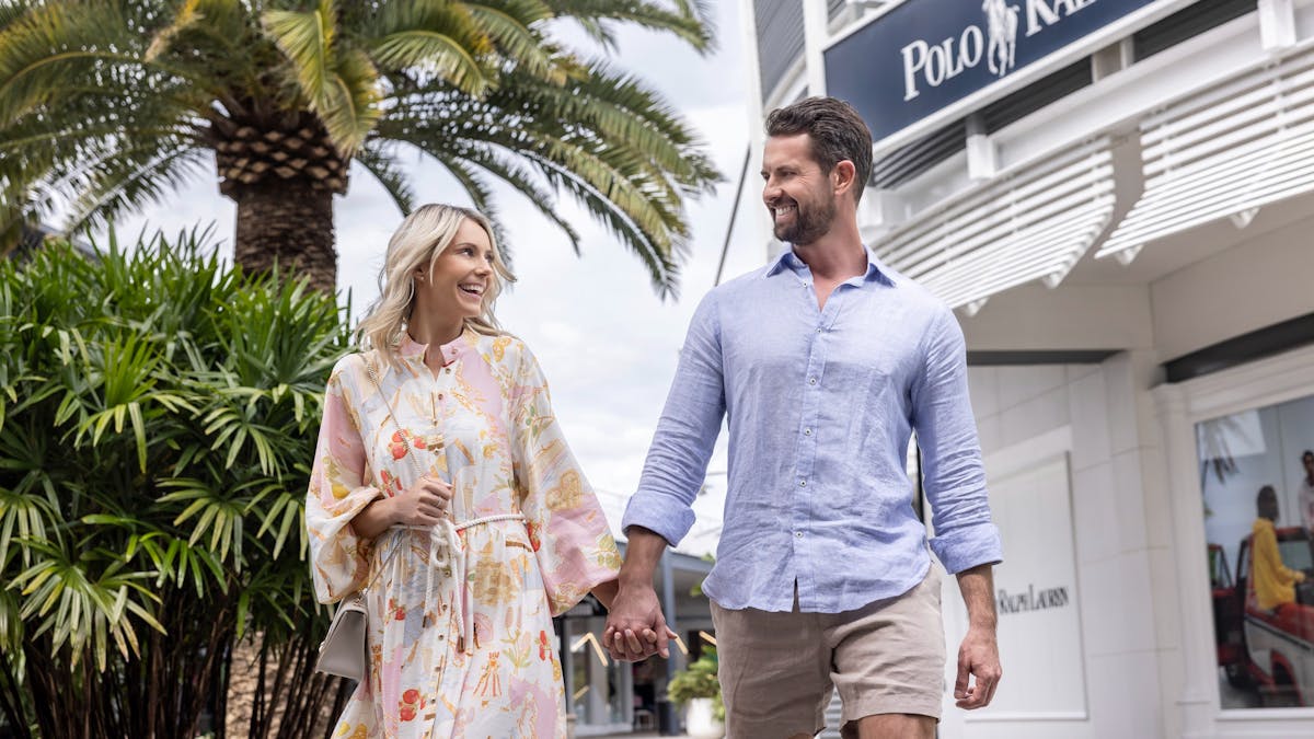 Couple shopping Outlet