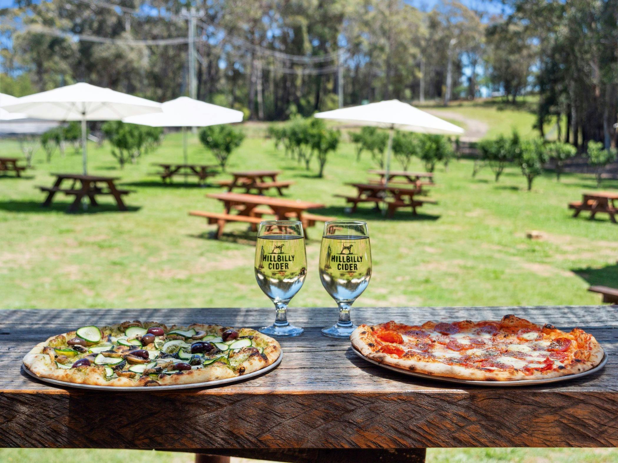 阳光下的柴火披萨