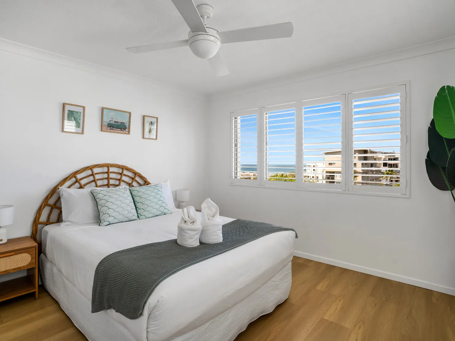 Main bedroom with Queen bed