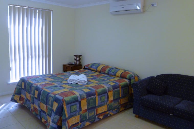 STUDIO APARTMENT 02