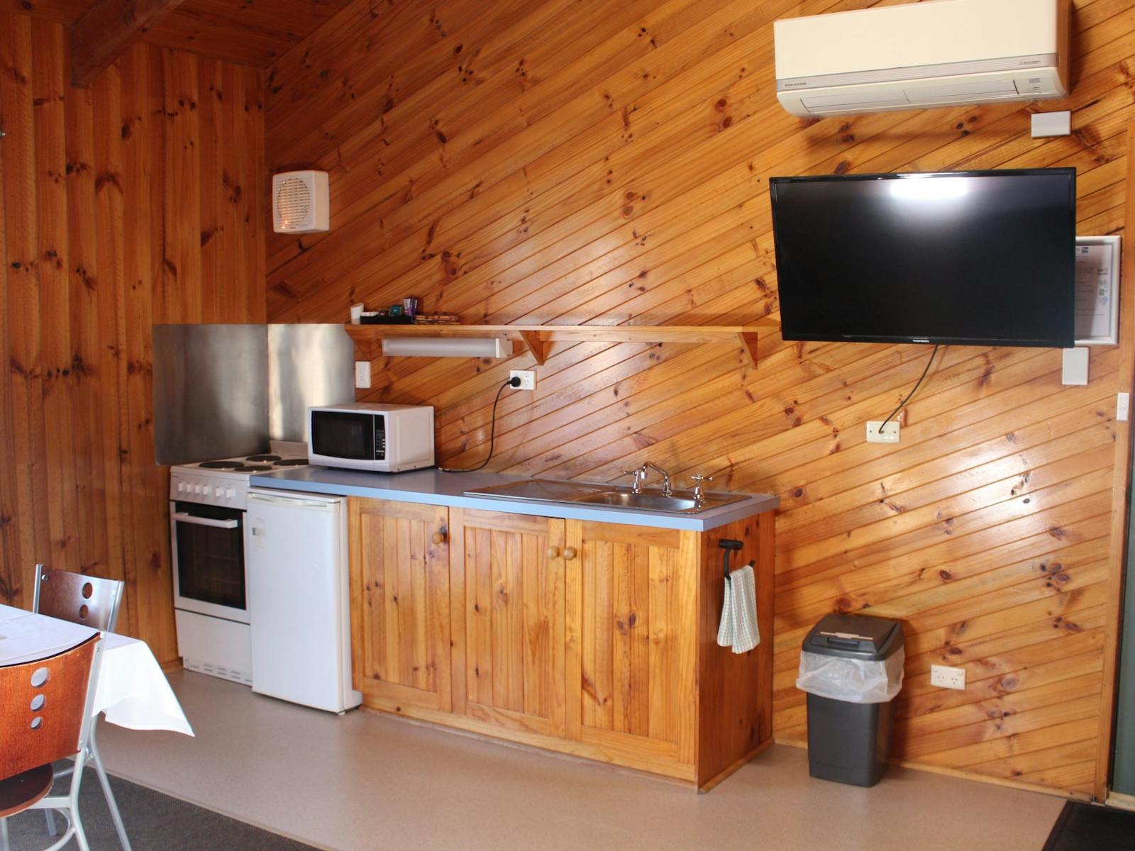 Kitchen facilities include full stove, fridge & microwave