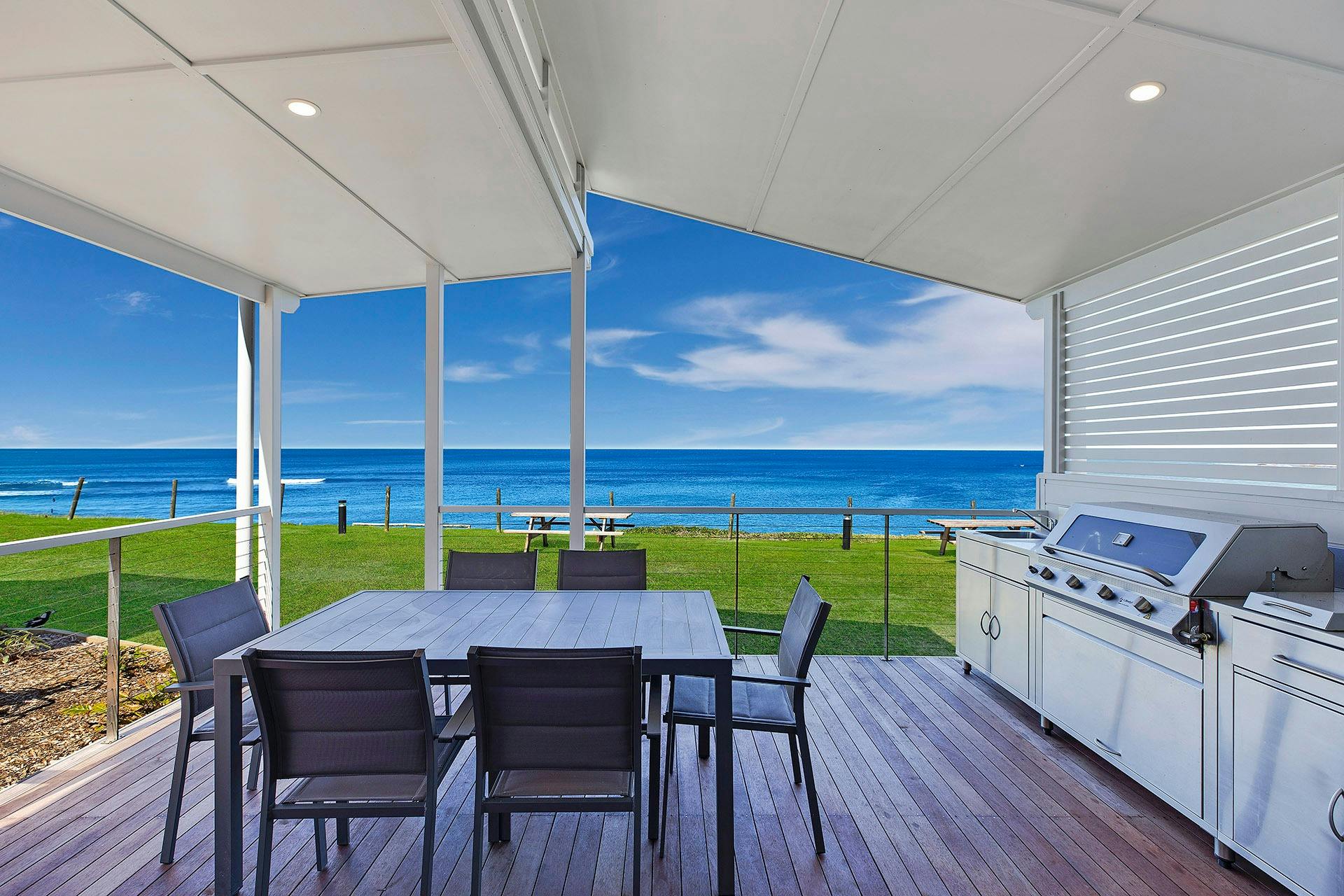 从蓝礁湖海滩度假村（新南威尔士州中央海岸）海滨小屋的甲板上欣赏美景