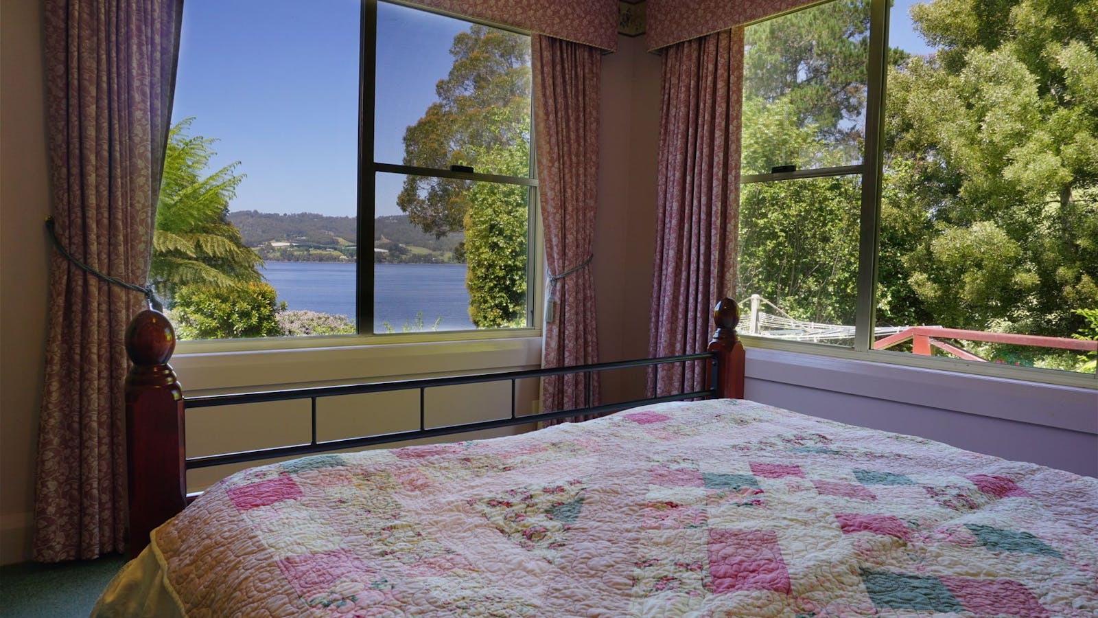 Queen Bedroom Overlooking The Huon River.