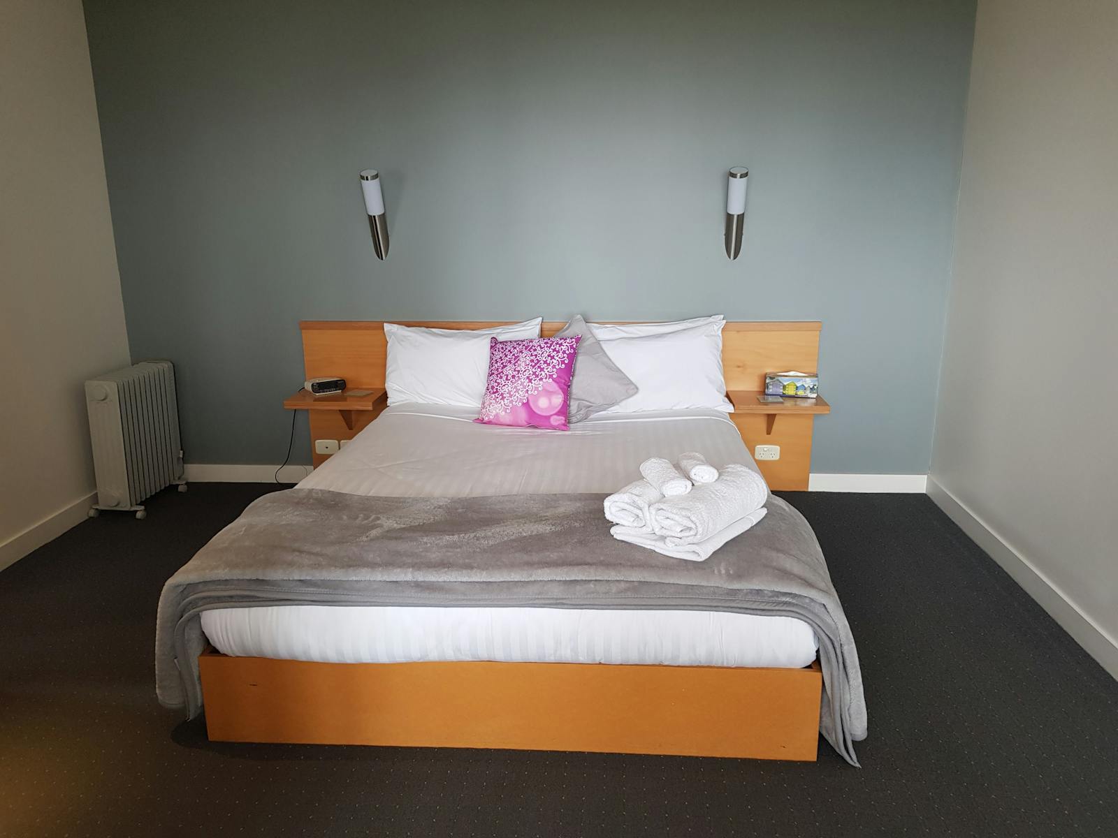 Bedroom - queen bed