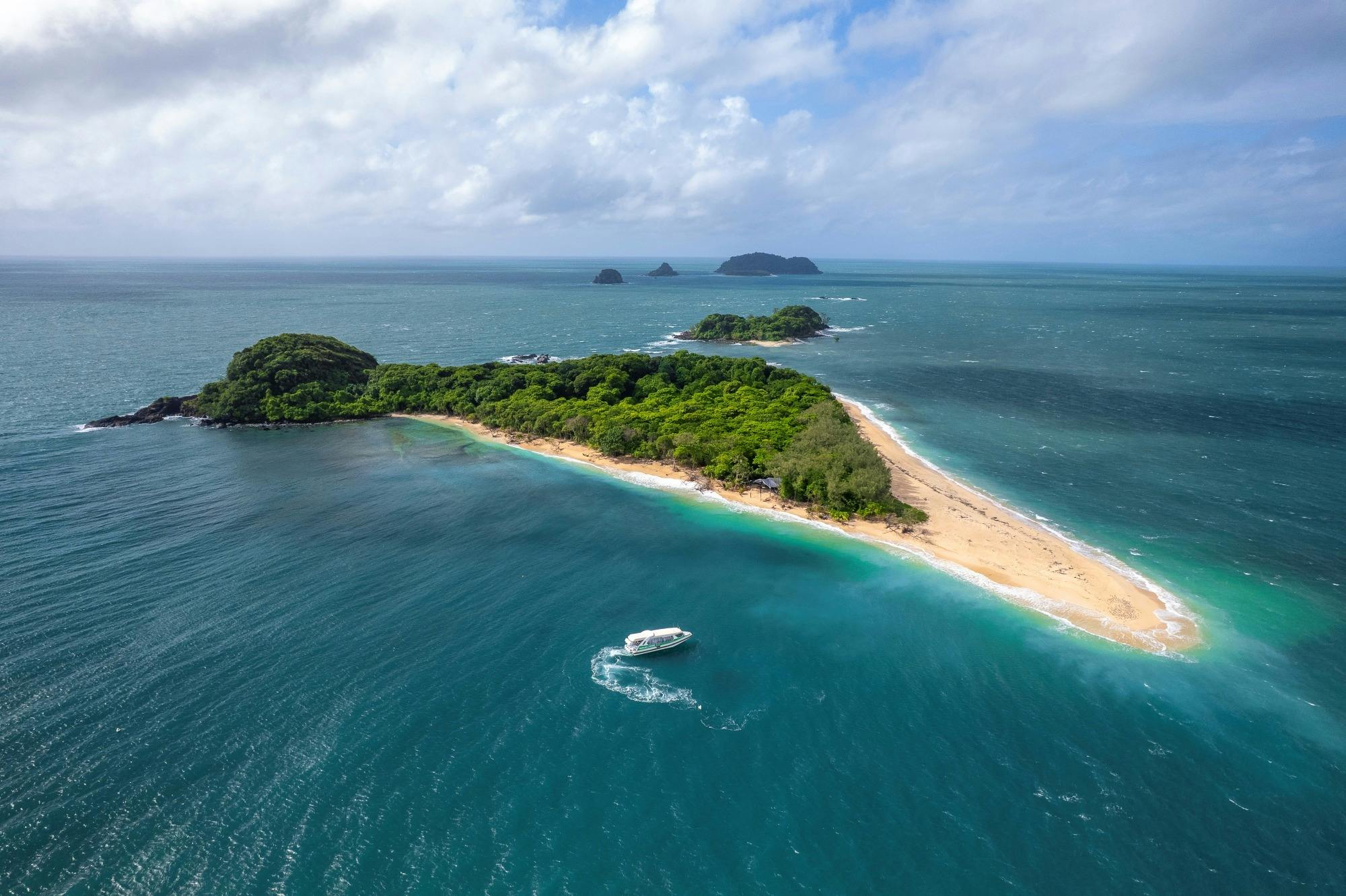 Frankland Islands Arrival