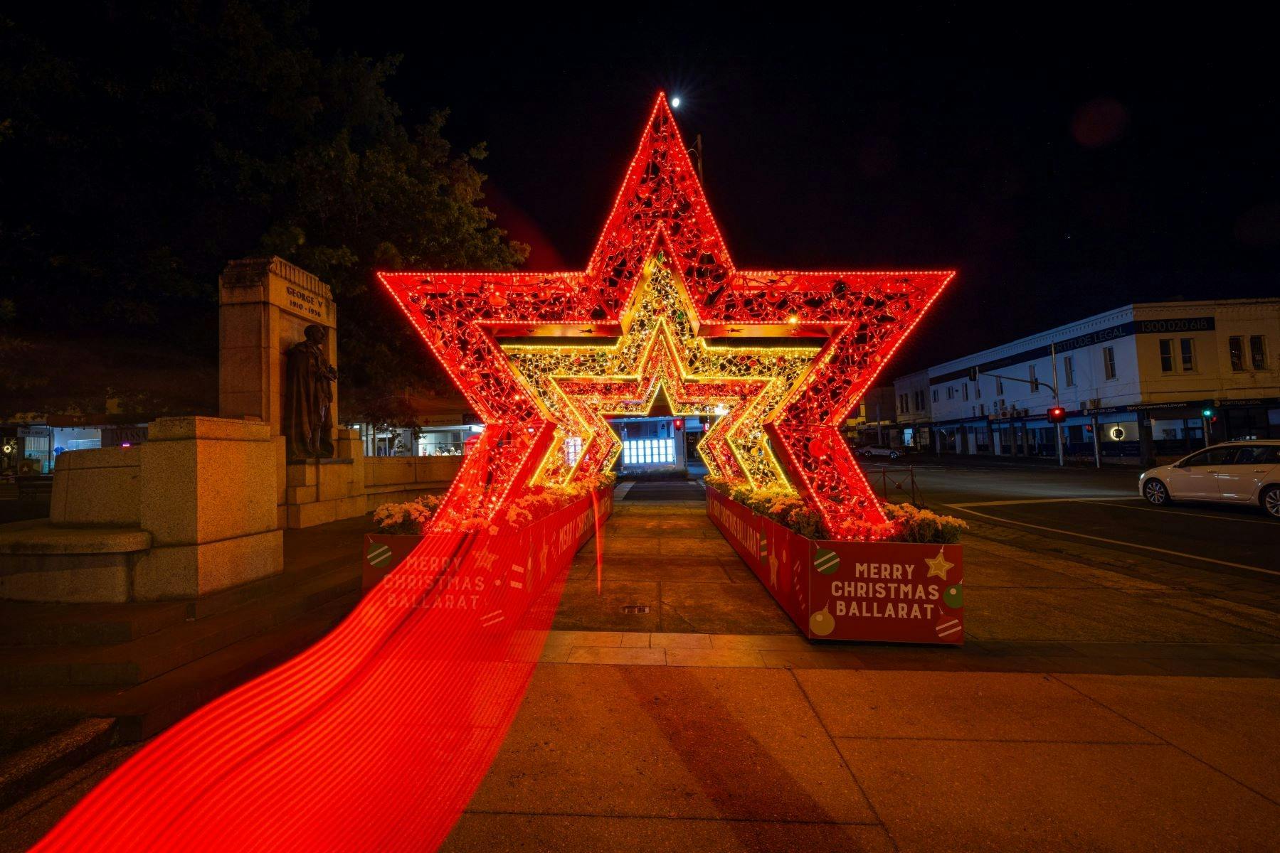 A front on view of the giant red and yellow stars that form an arch