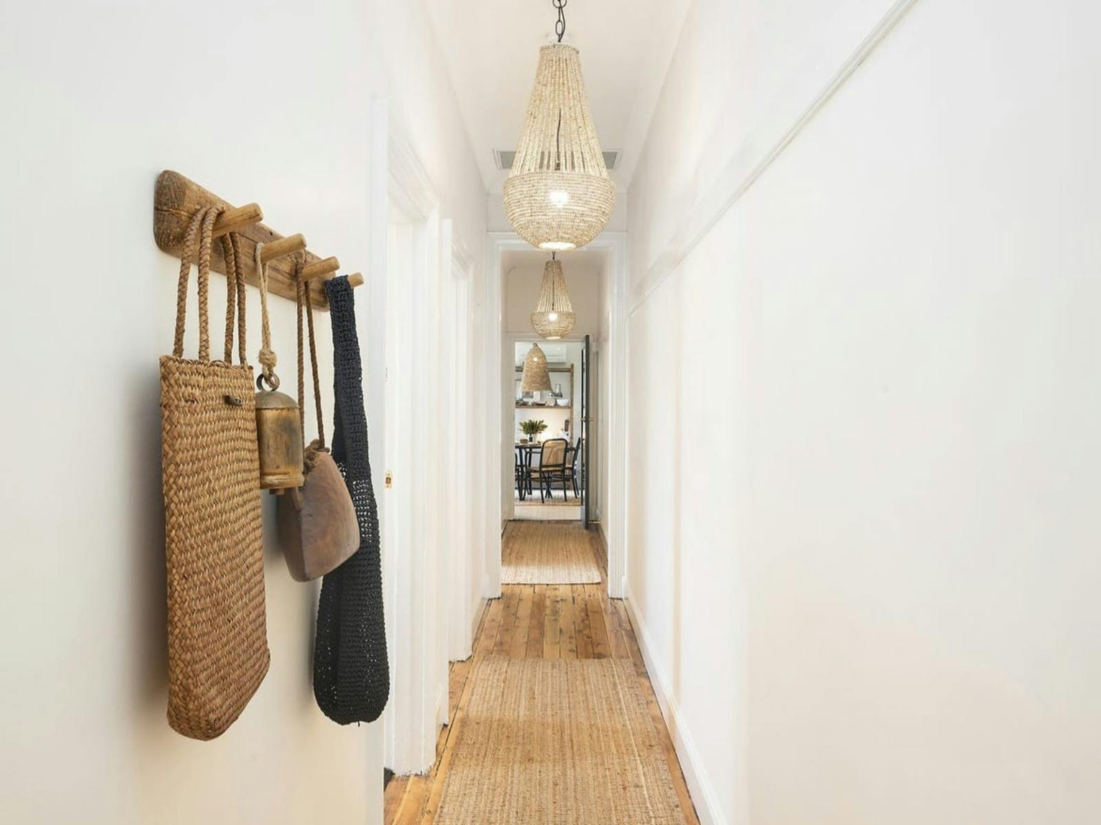 주방과 식사 공간으로 이어지는 넓고 개방적인 복도입니다.