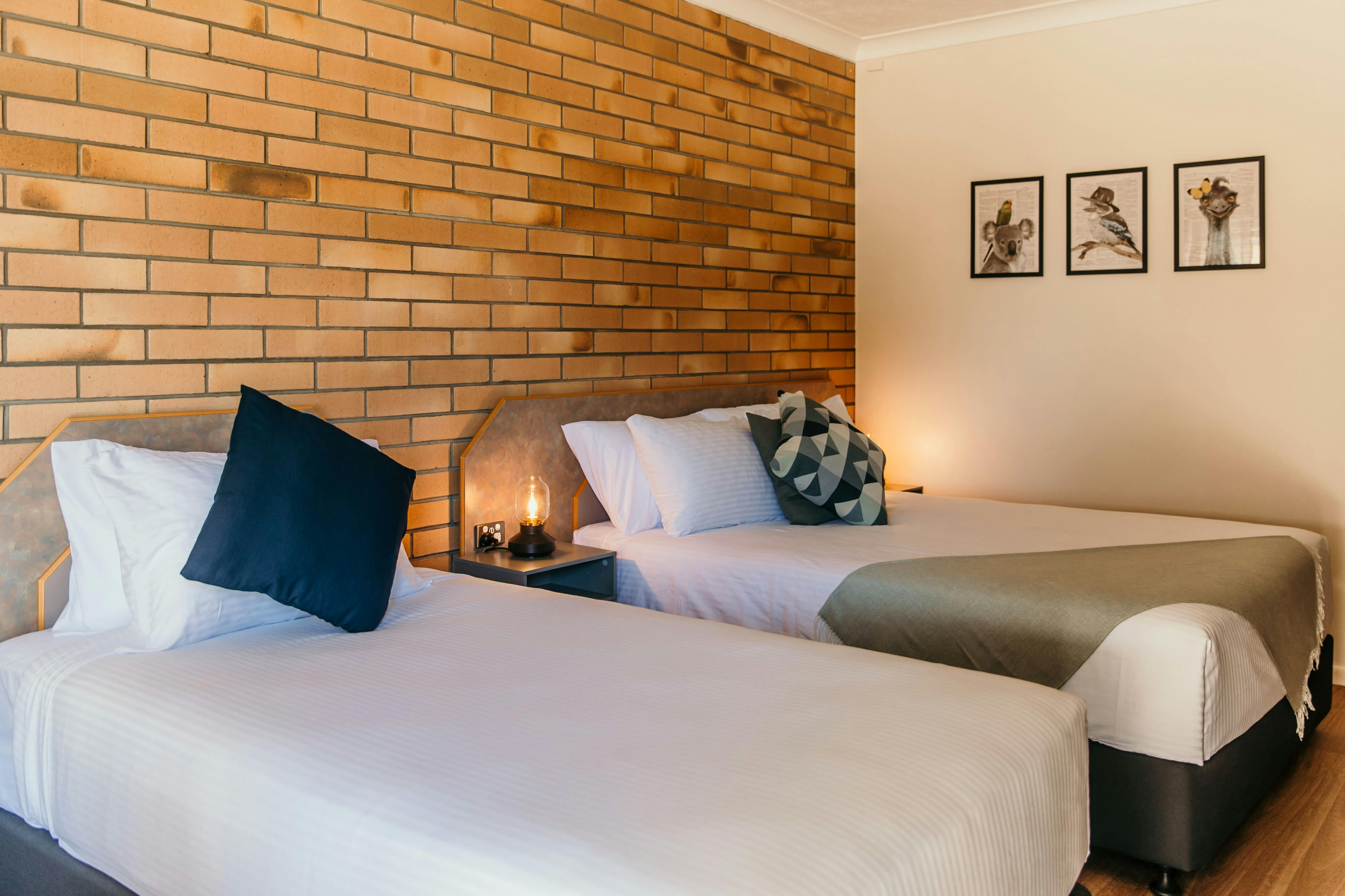 Queen & Single Accessible