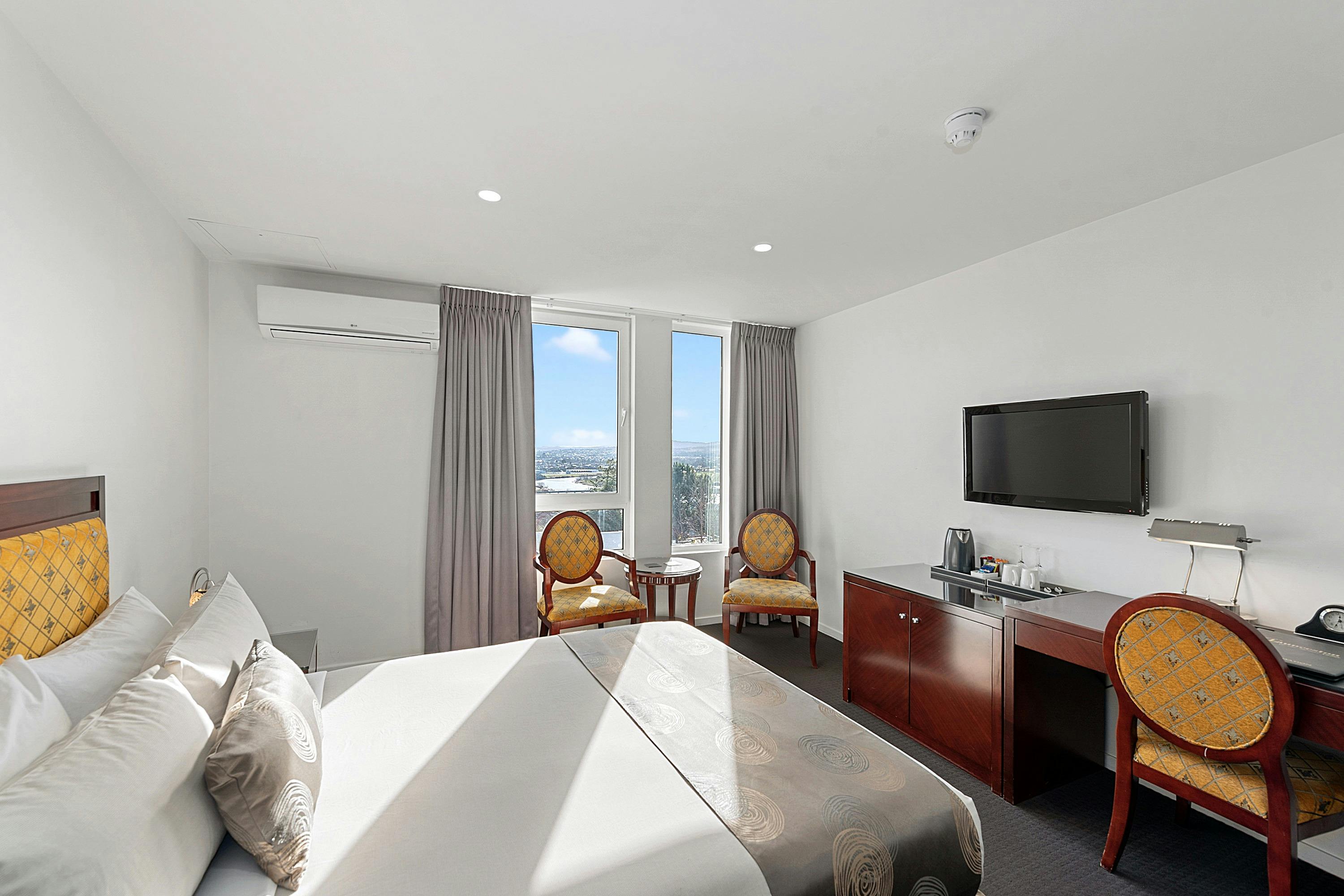 Queen Room with a queen-size bed and views overlooking the city