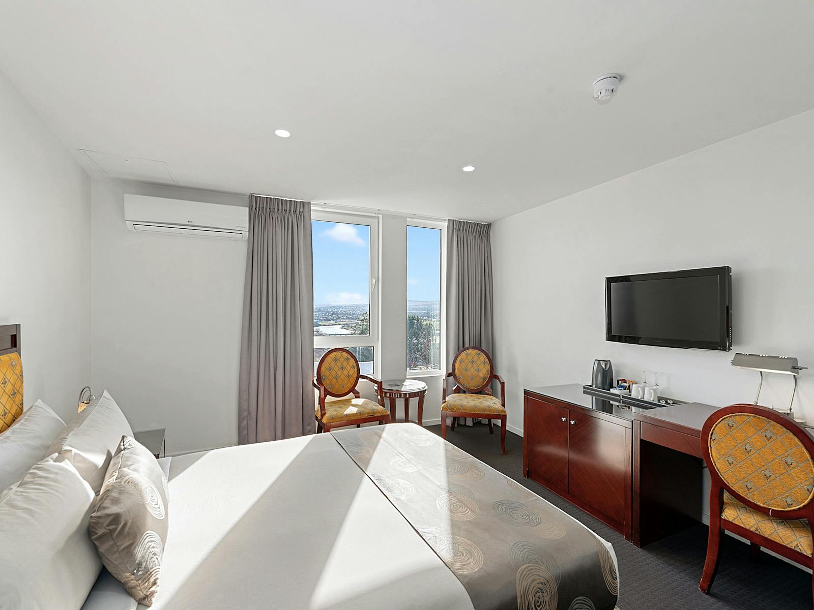 Queen Room with a queen-size bed and views overlooking the city