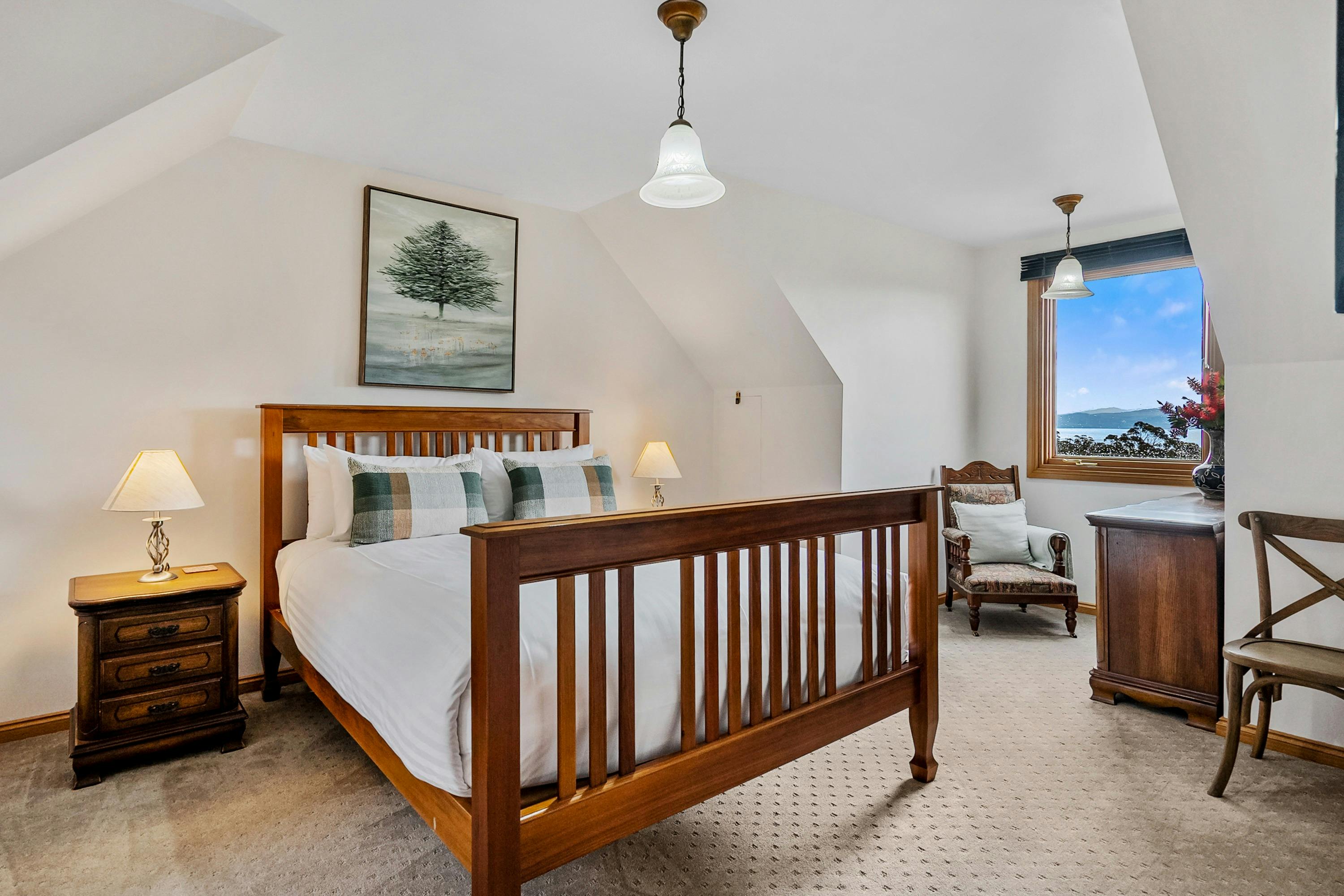 Bedroom upstairs with queen size-bed and ensuite