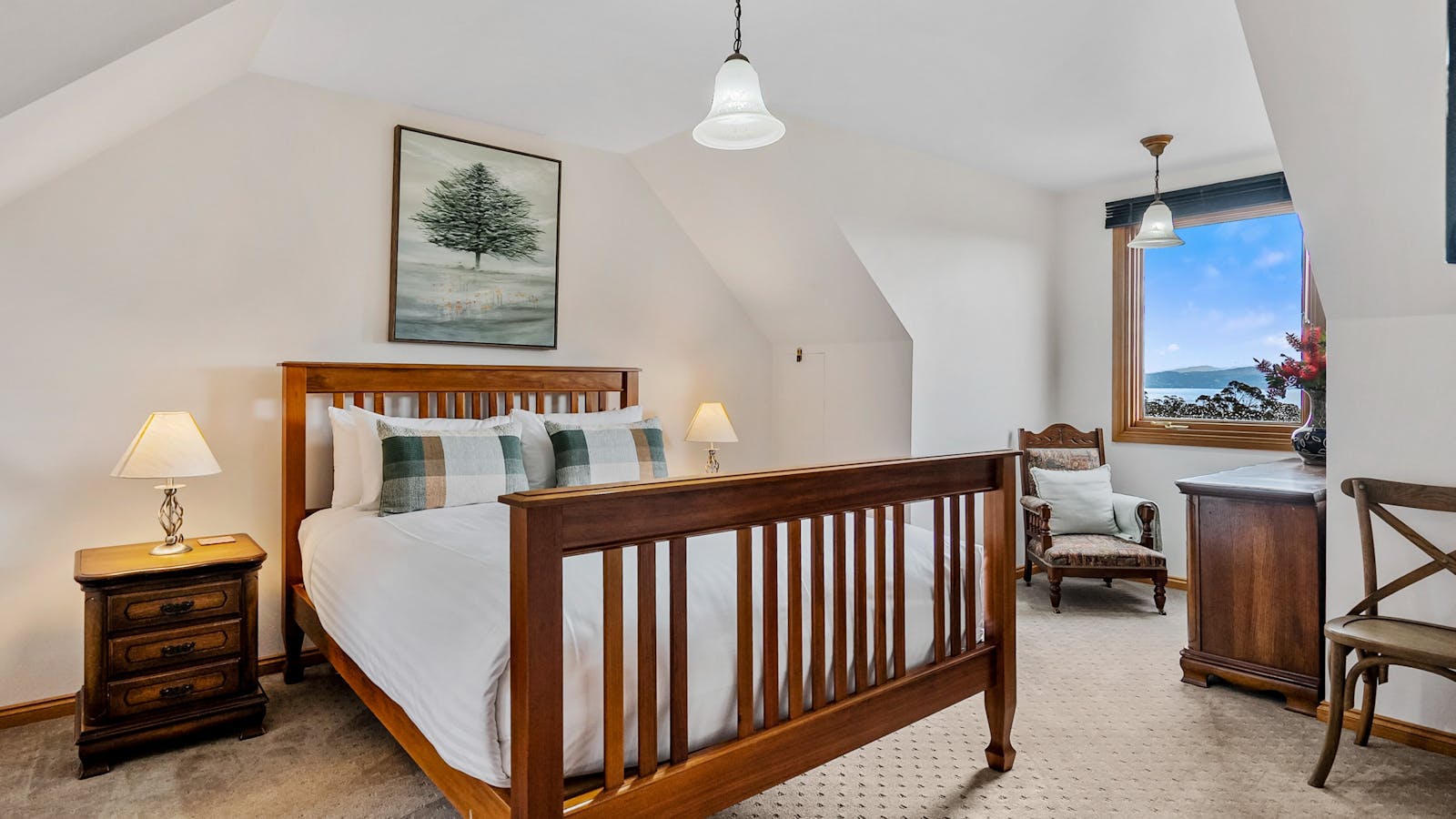 Bedroom upstairs with queen size-bed and ensuite