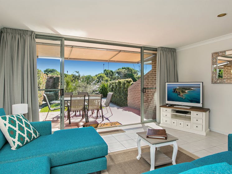 2 James Cook Apartments - Byron Bay - Living Room b