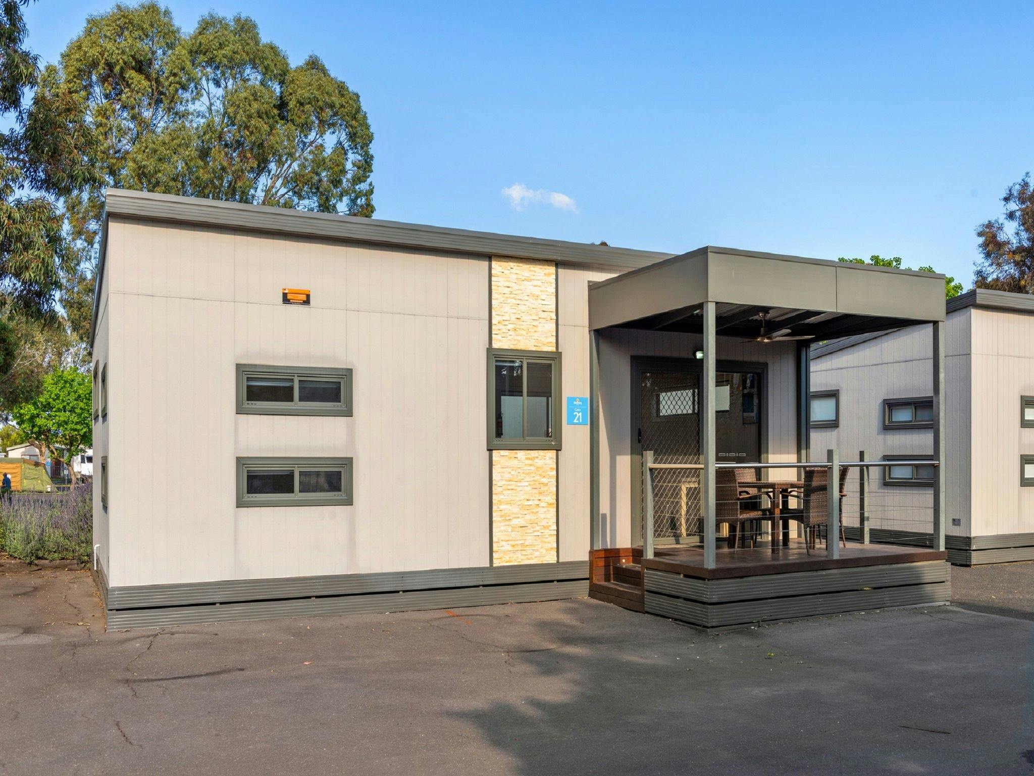 Deluxe 2 Bedroom Cabin - Sleeps 6