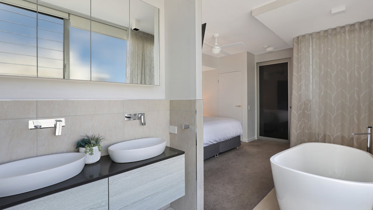 Ensuite adjoining main bedroom