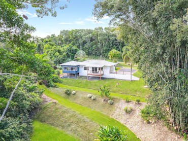 Mountain View Tropical retreat, seclusion amidst the treetops. Mountain View Tropical retreat, seclusion amidst the treetops.