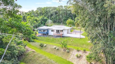 Mountain View Tropical retreat, seclusion amidst the treetops.