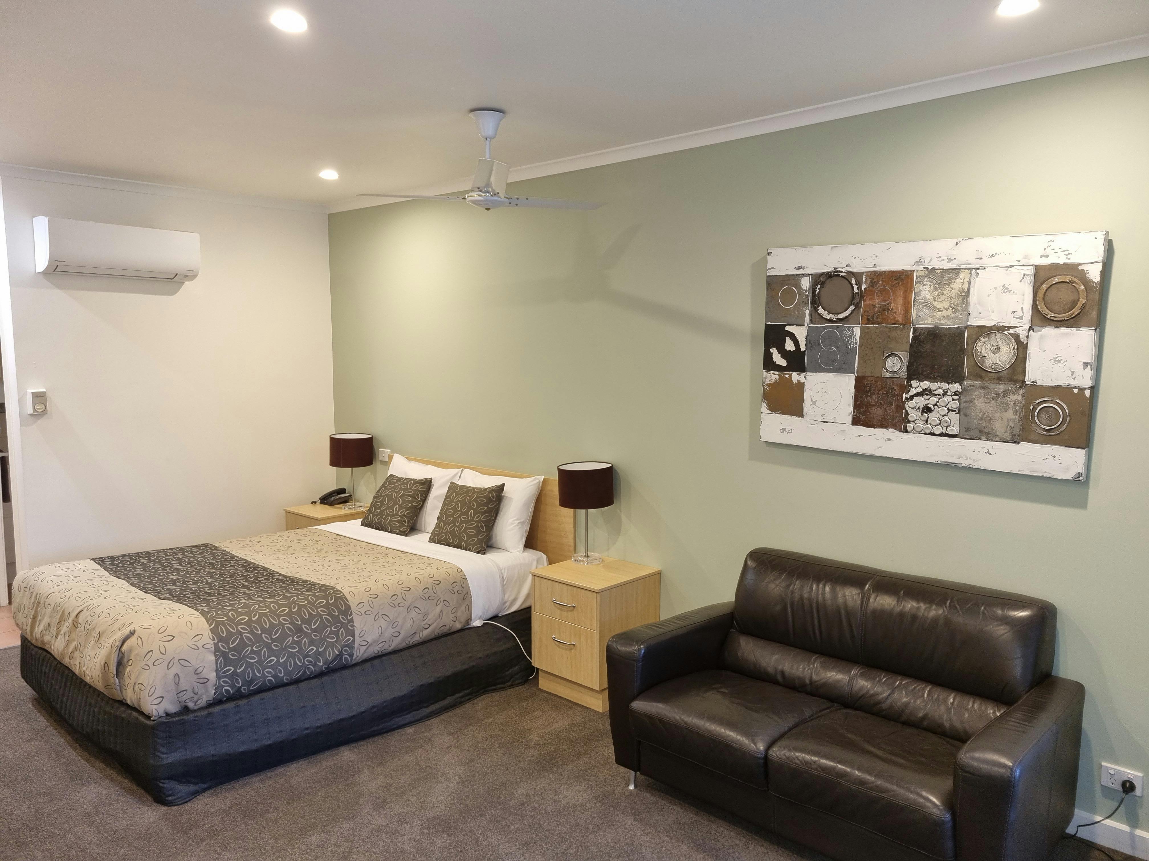 Queen Size Bed with lounge