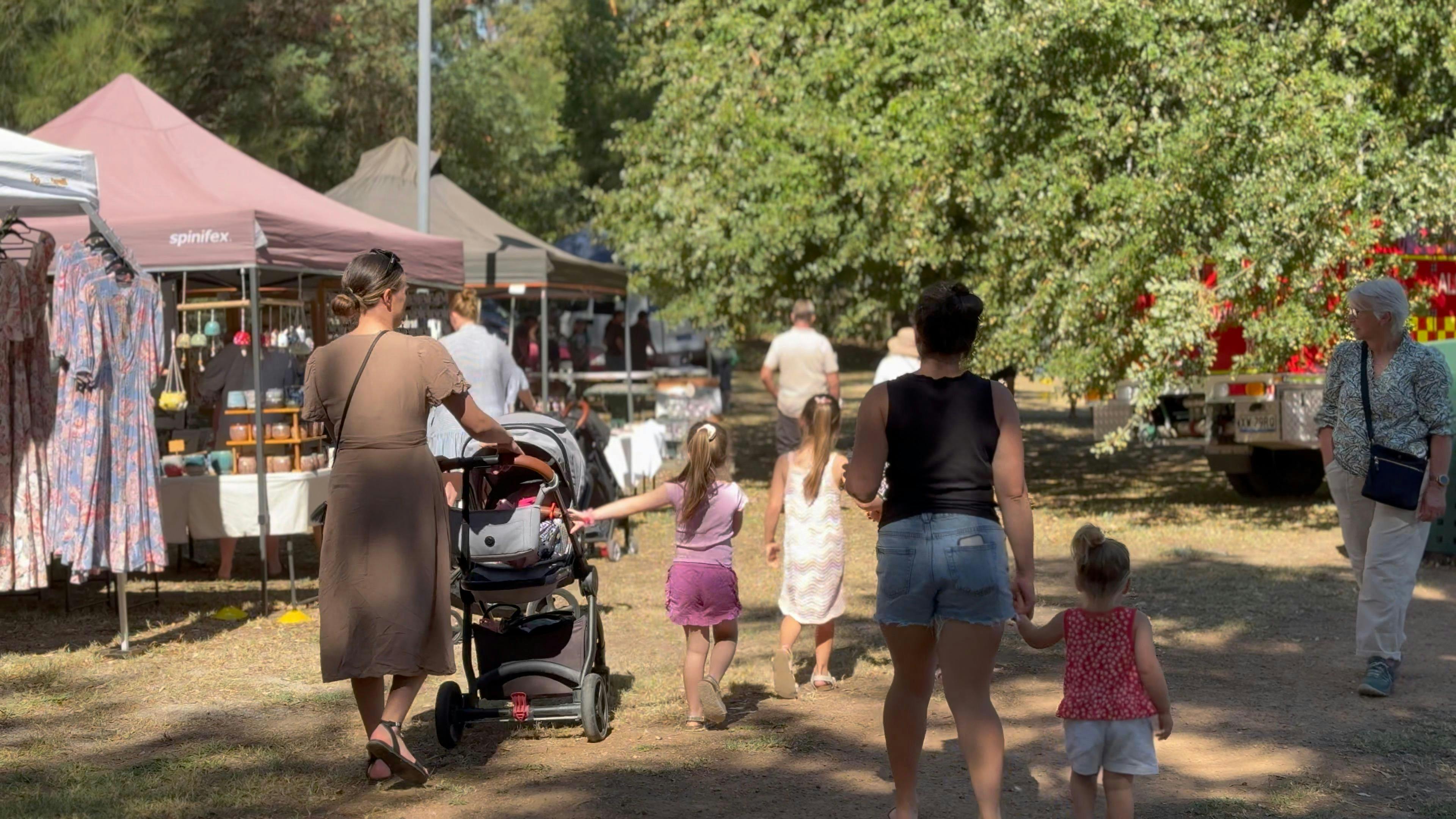 Crowd Scene Dindi Daze