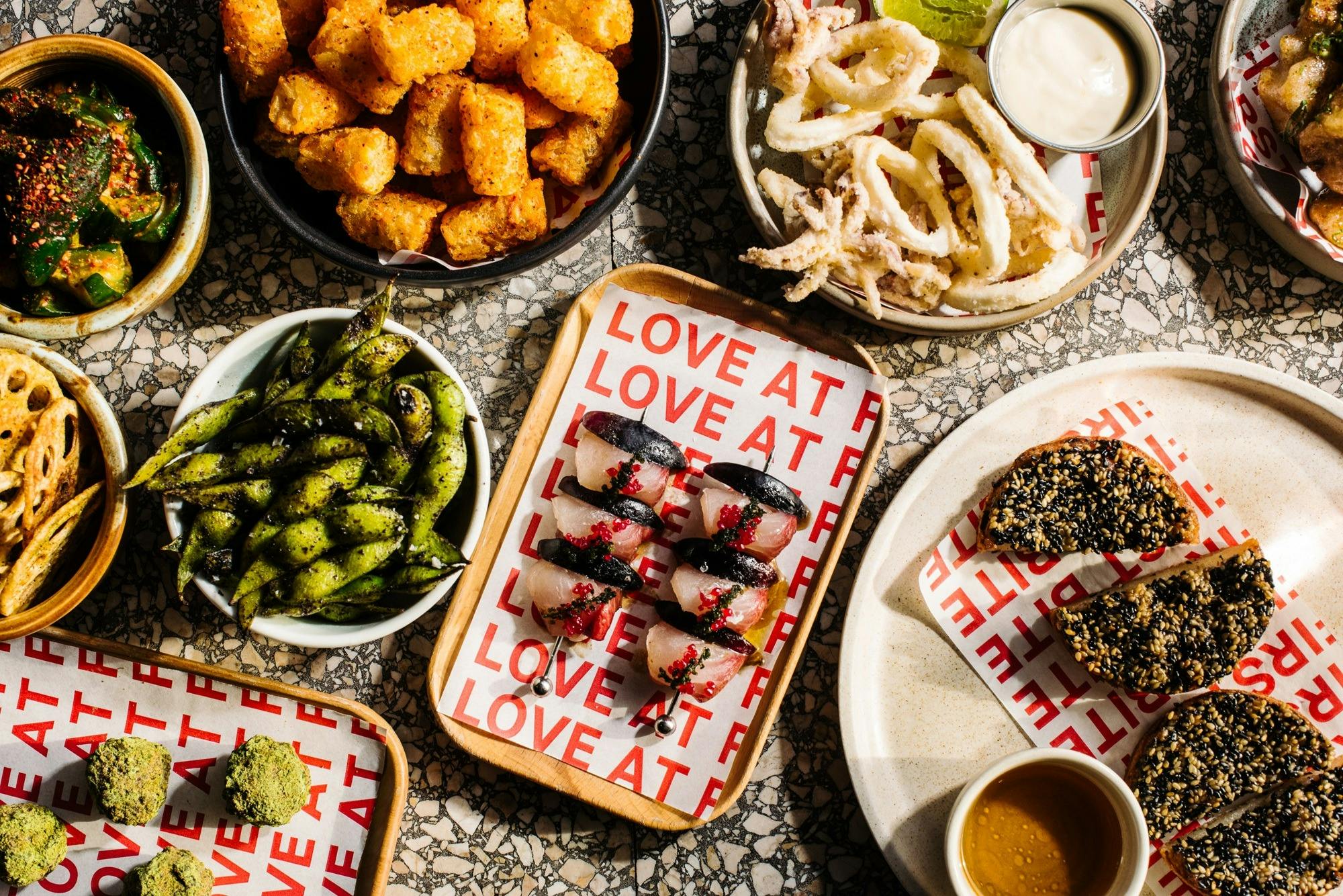 Essen auf dem Tisch verteilt