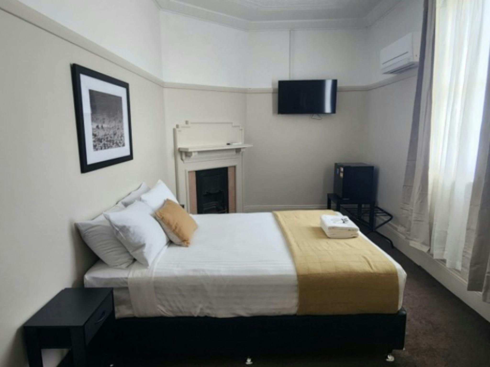 Islington Barracks Hotel Queen 1