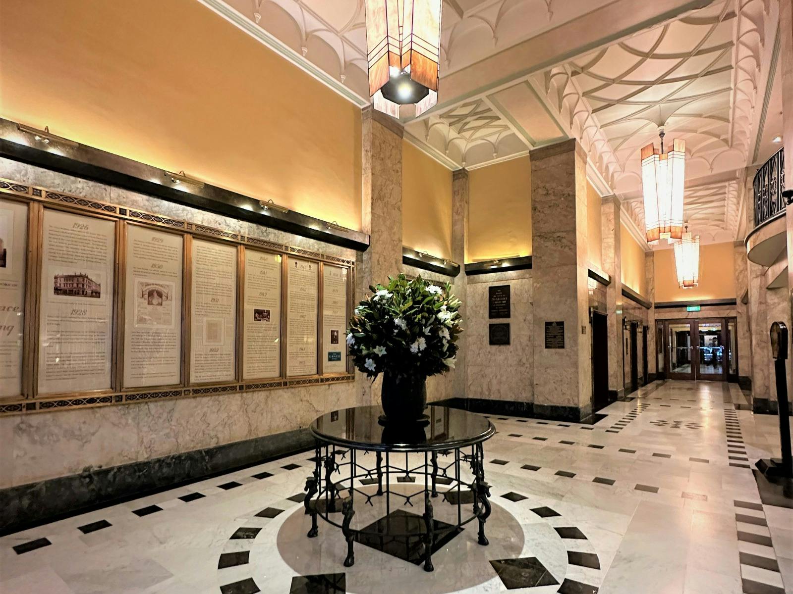 로비 리프트 구역 및 역사 벽