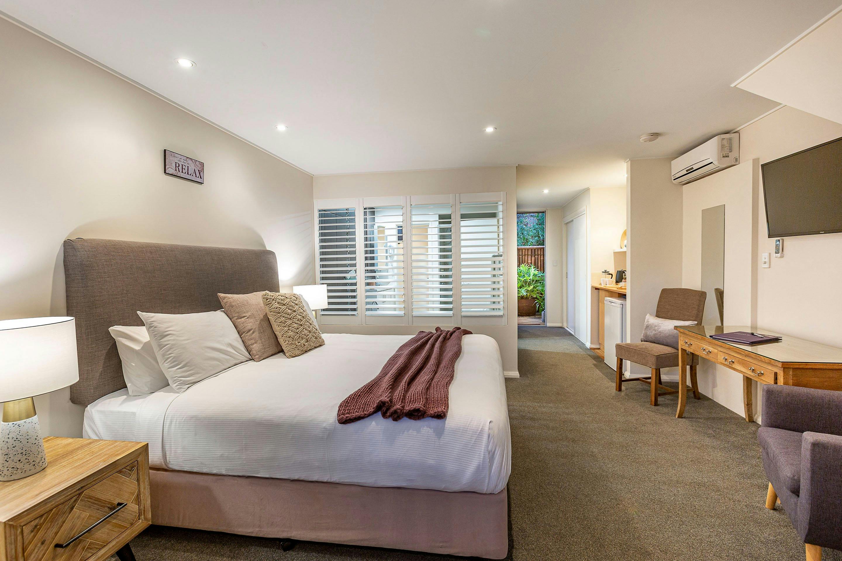 Courtyard King Spa Room