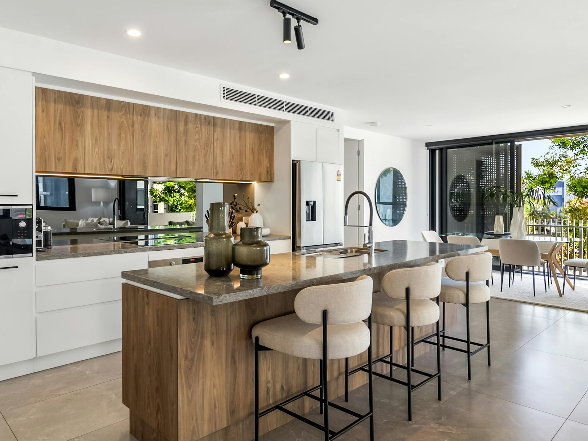 Large modern kitchen with 3 stools for extras dining Large modern kitchen with 3 stools for extras dining