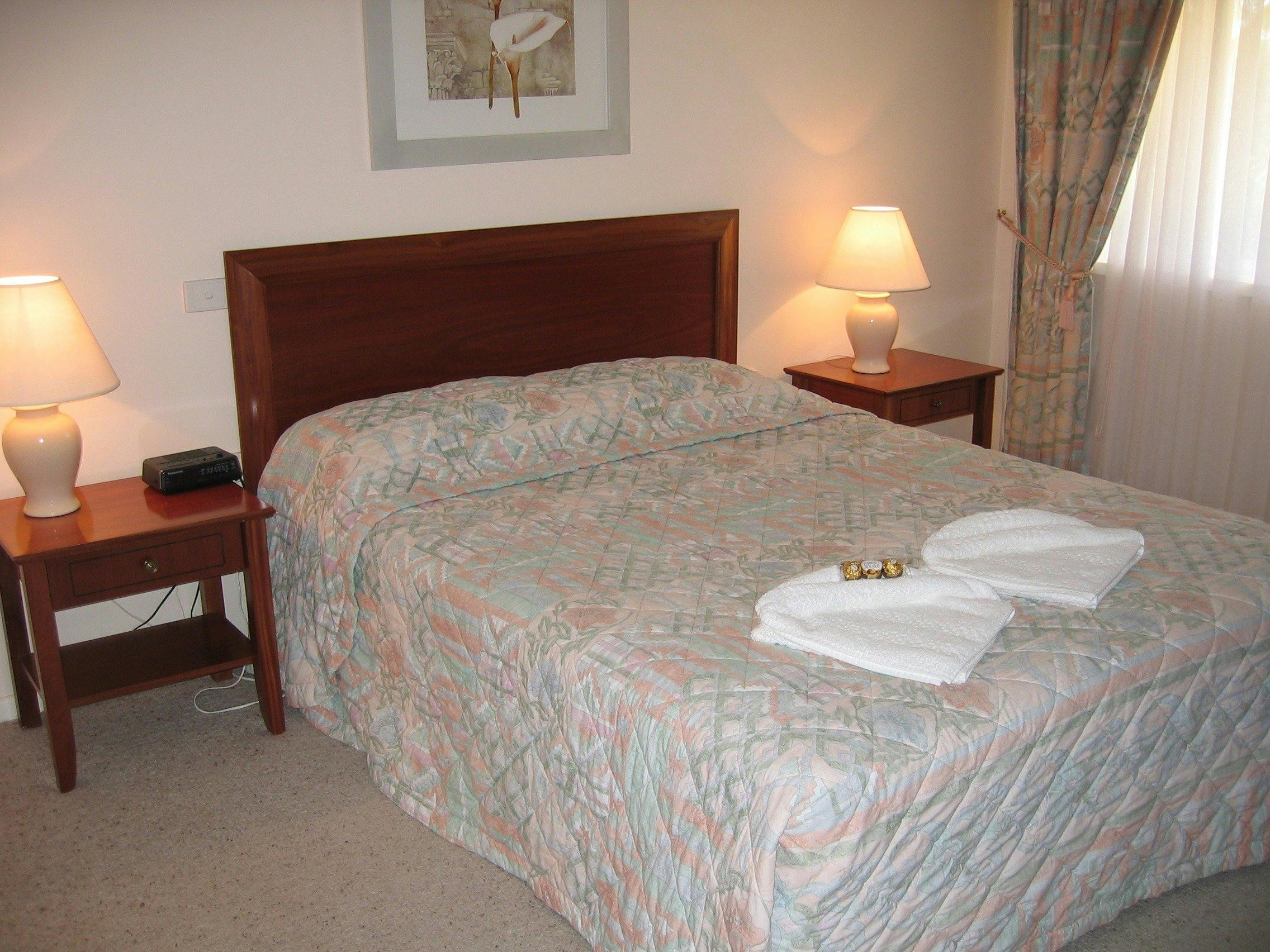 Burke and Wills Motor Inn bedroom.