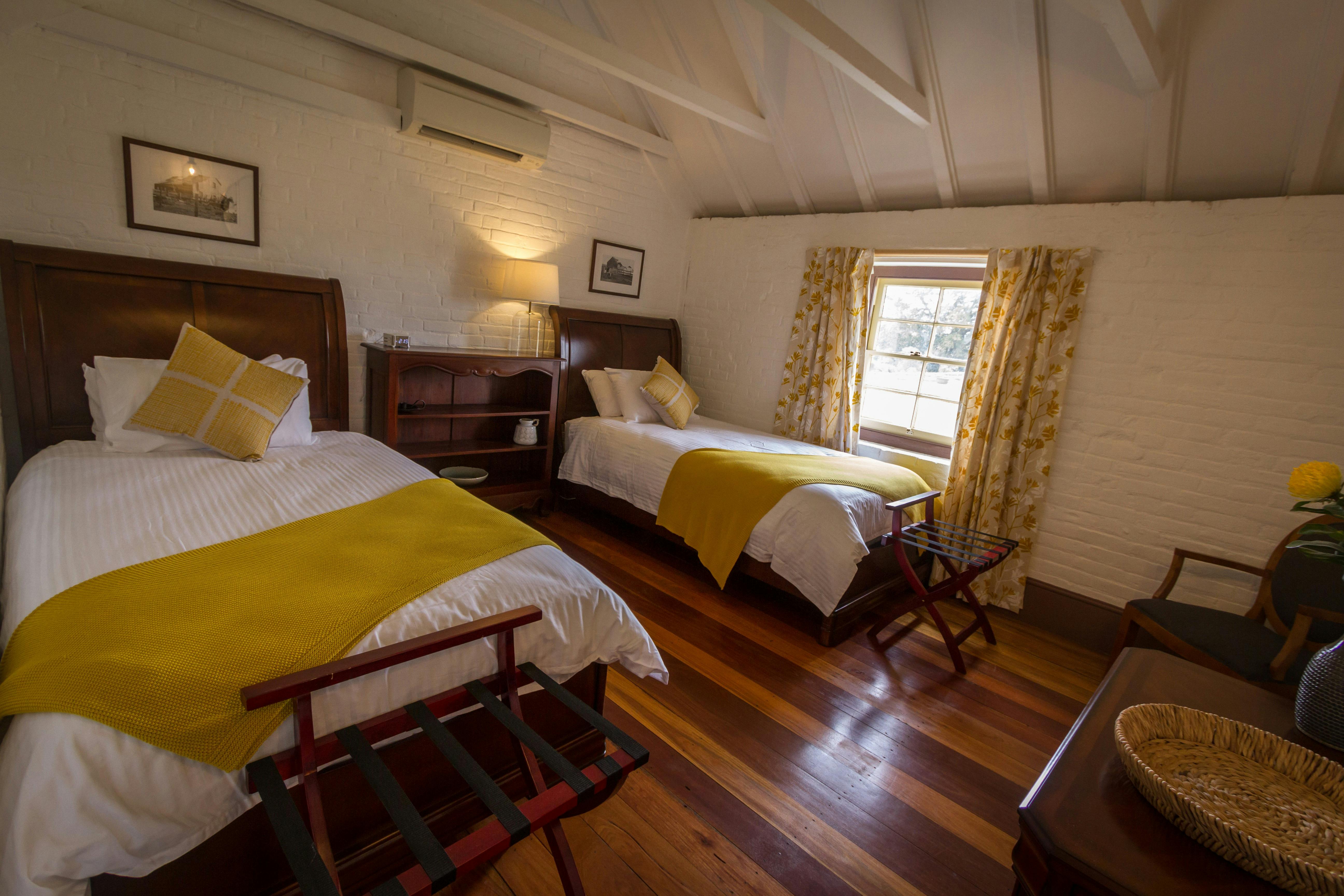 美しくデザインされたキングサイズのシングルベッド2台。ハンターバレーに位置