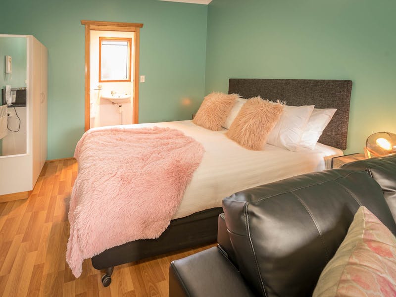 Queen cabin