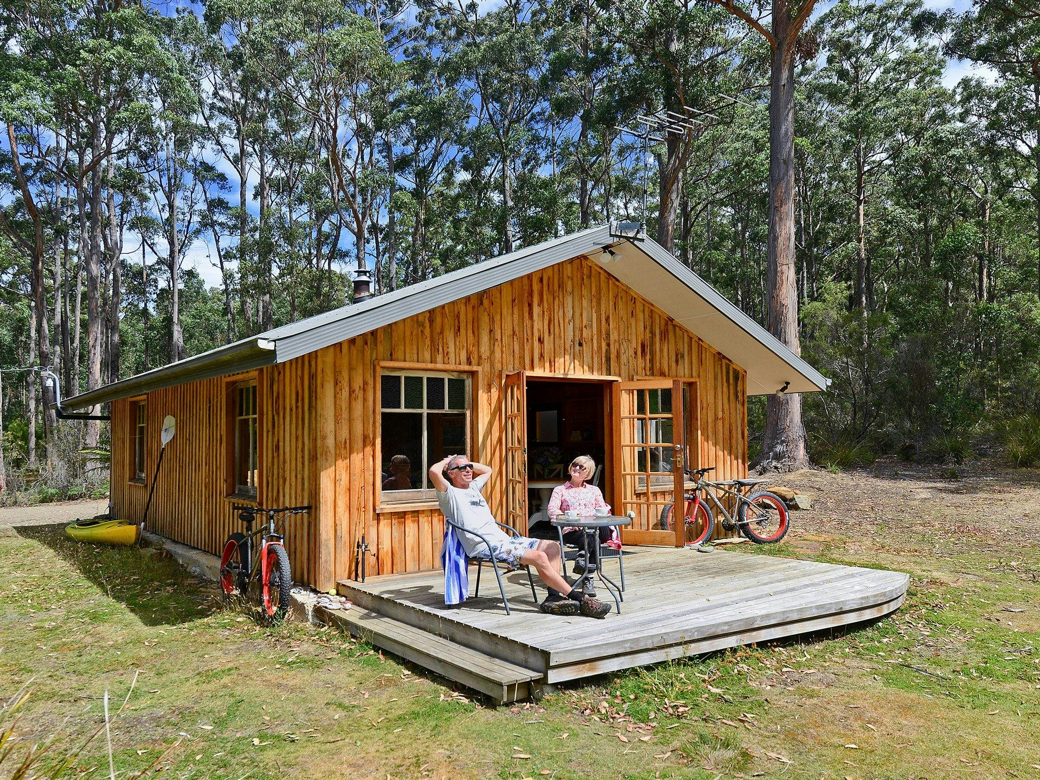 Saintys Creek Cottage: front elevation and deck.
