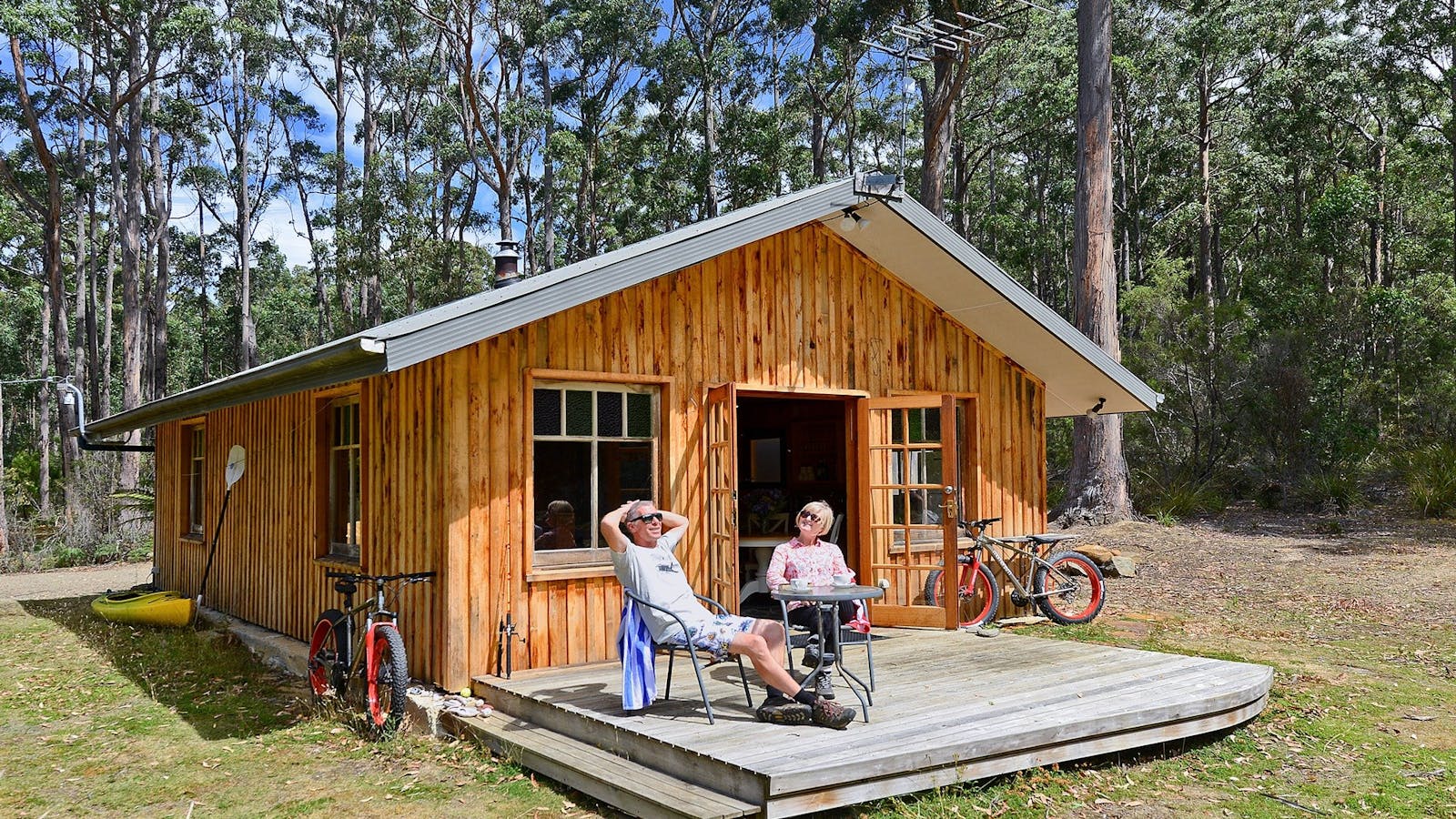Saintys Creek Cottage: front elevation and deck.