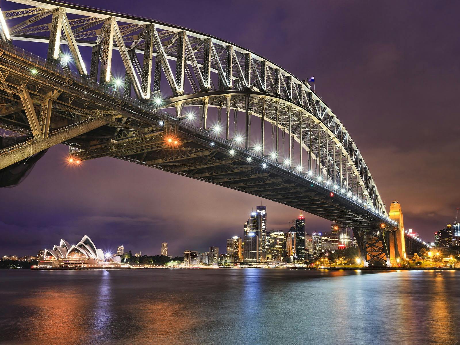 Fahren Sie an Bord einer Premium-Dinner-Kreuzfahrt unter der legendären Sydney Harbour Bridge hindurch.