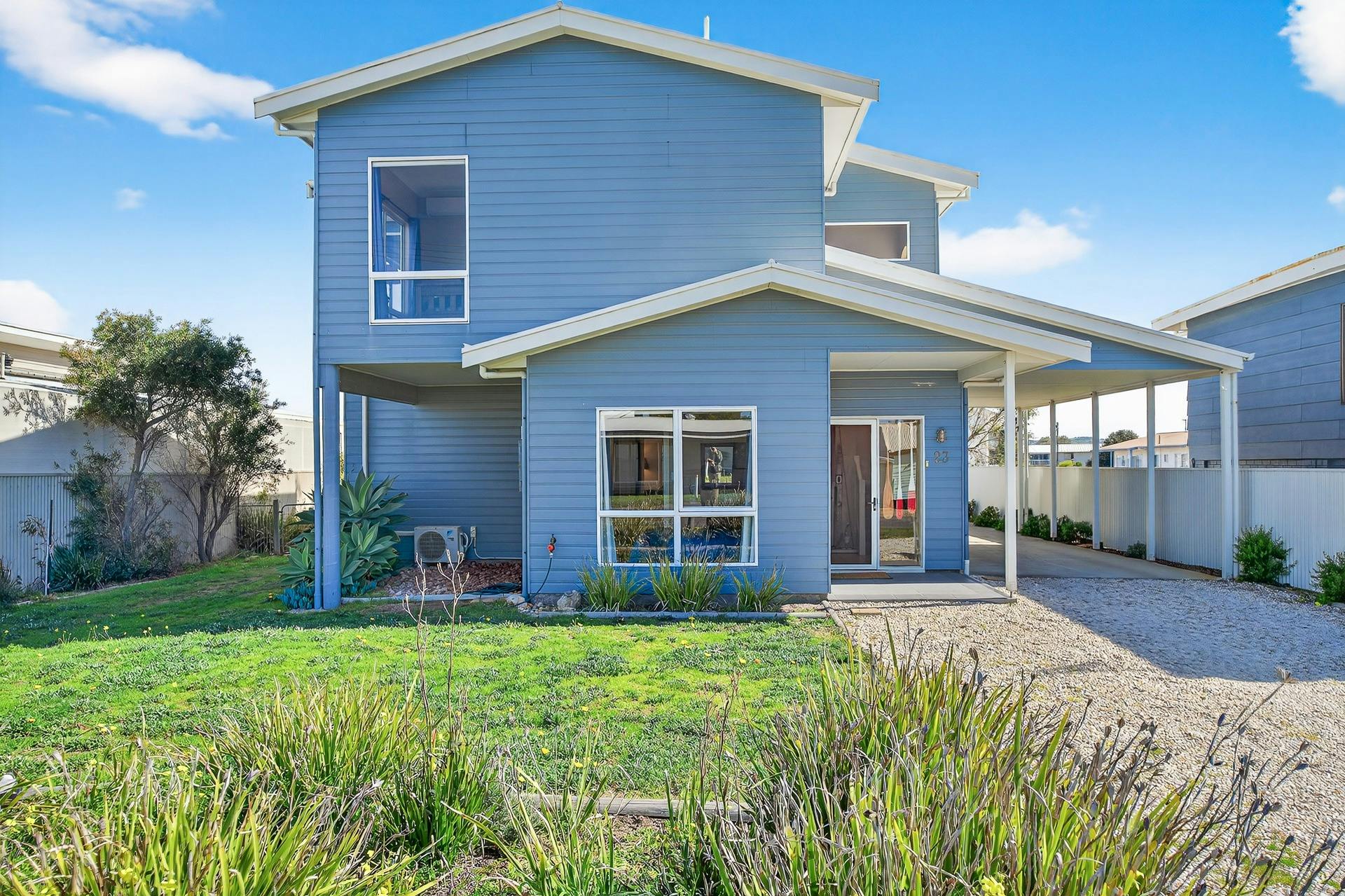 Coastal views, walk to beach, family entertainer