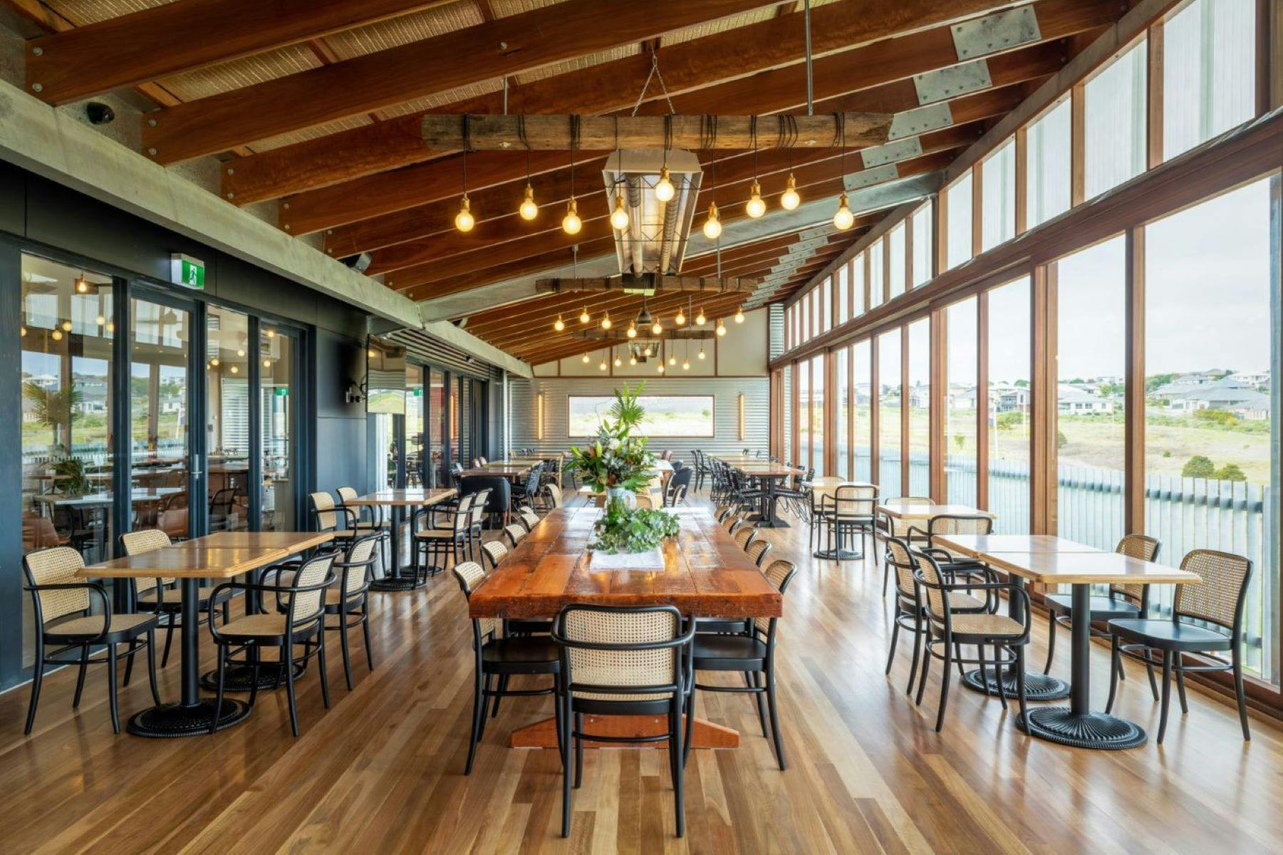 The Tavern Shell Cove의 데크 구역