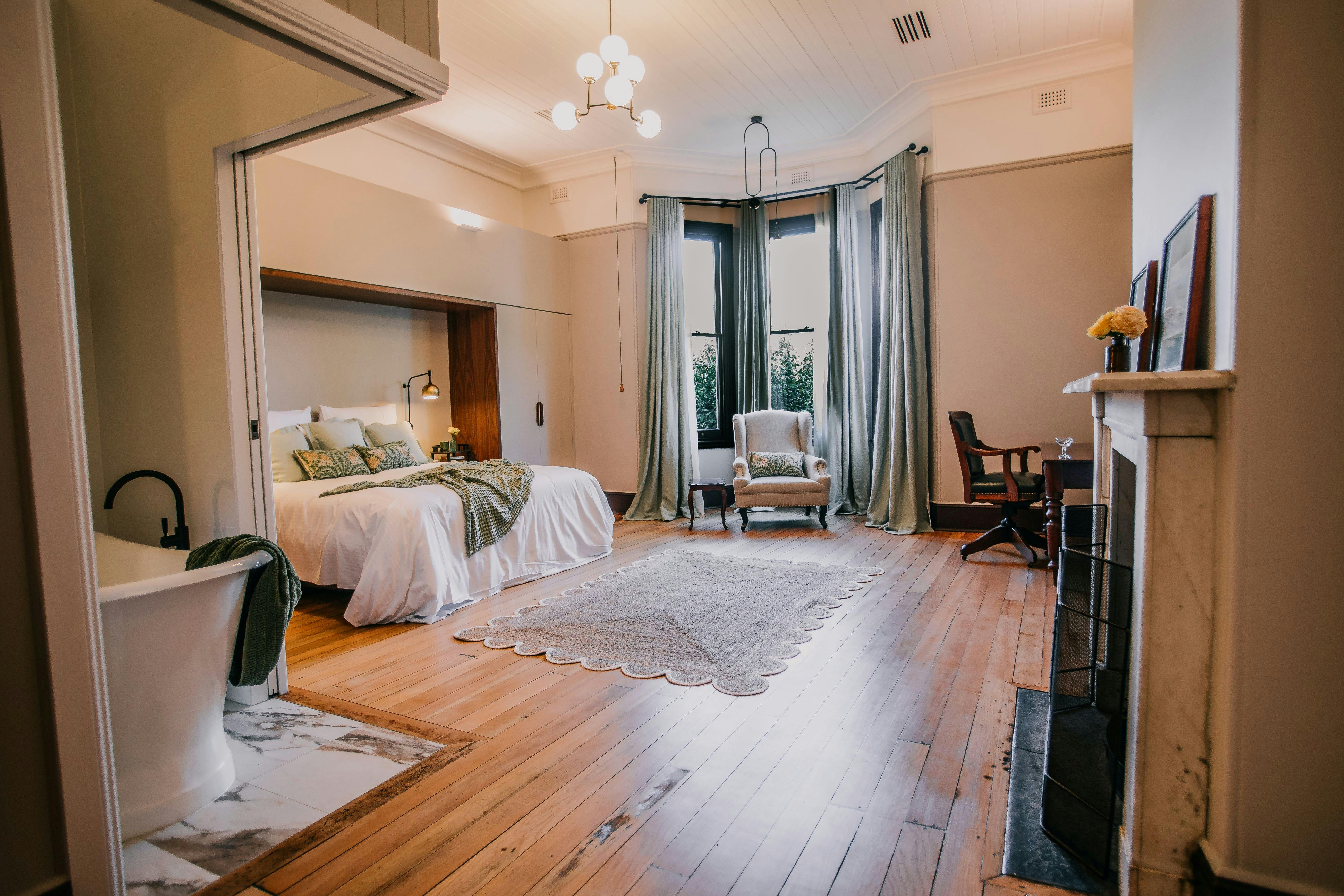 Littlebourne king suite