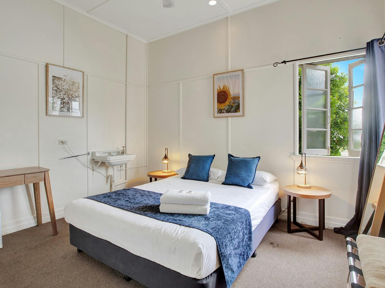 Kenilworth Hotel & Brewery - Queen Room, Shared Bathroom Kenilworth Hotel & Brewery - Queen Room, Shared Bathroom
