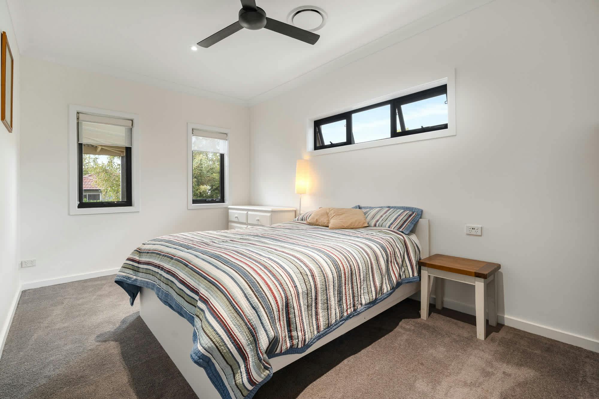 넓은 침실의 퀸 사이즈 침대