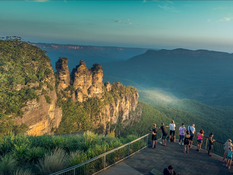 People at the Three Sisters Lookout Blue Mountains