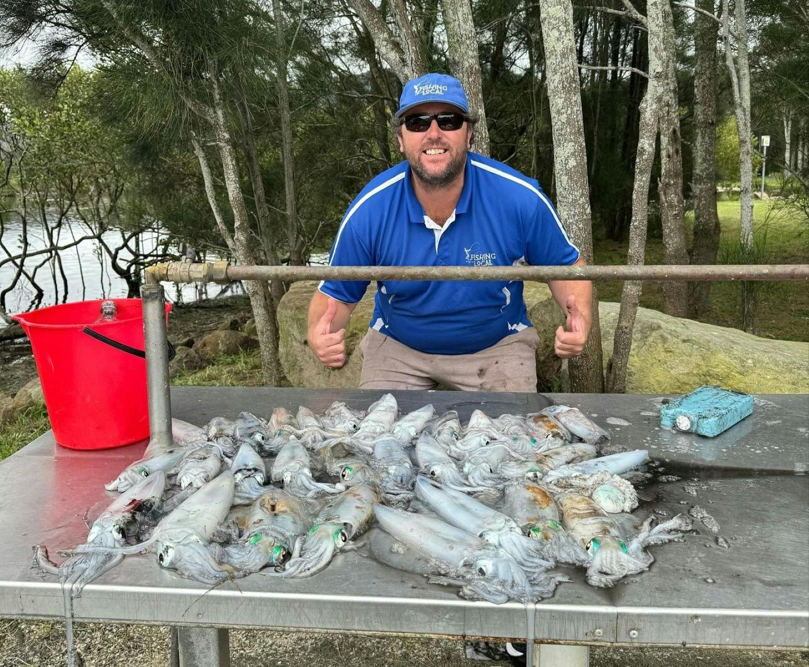 生きたコウモリとイカ釣り