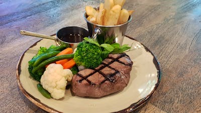 angus rum with veggie and chips