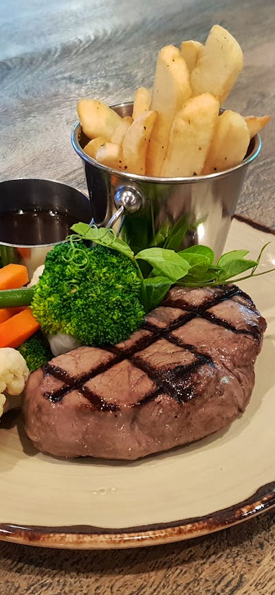 angus rum with veggie and chips