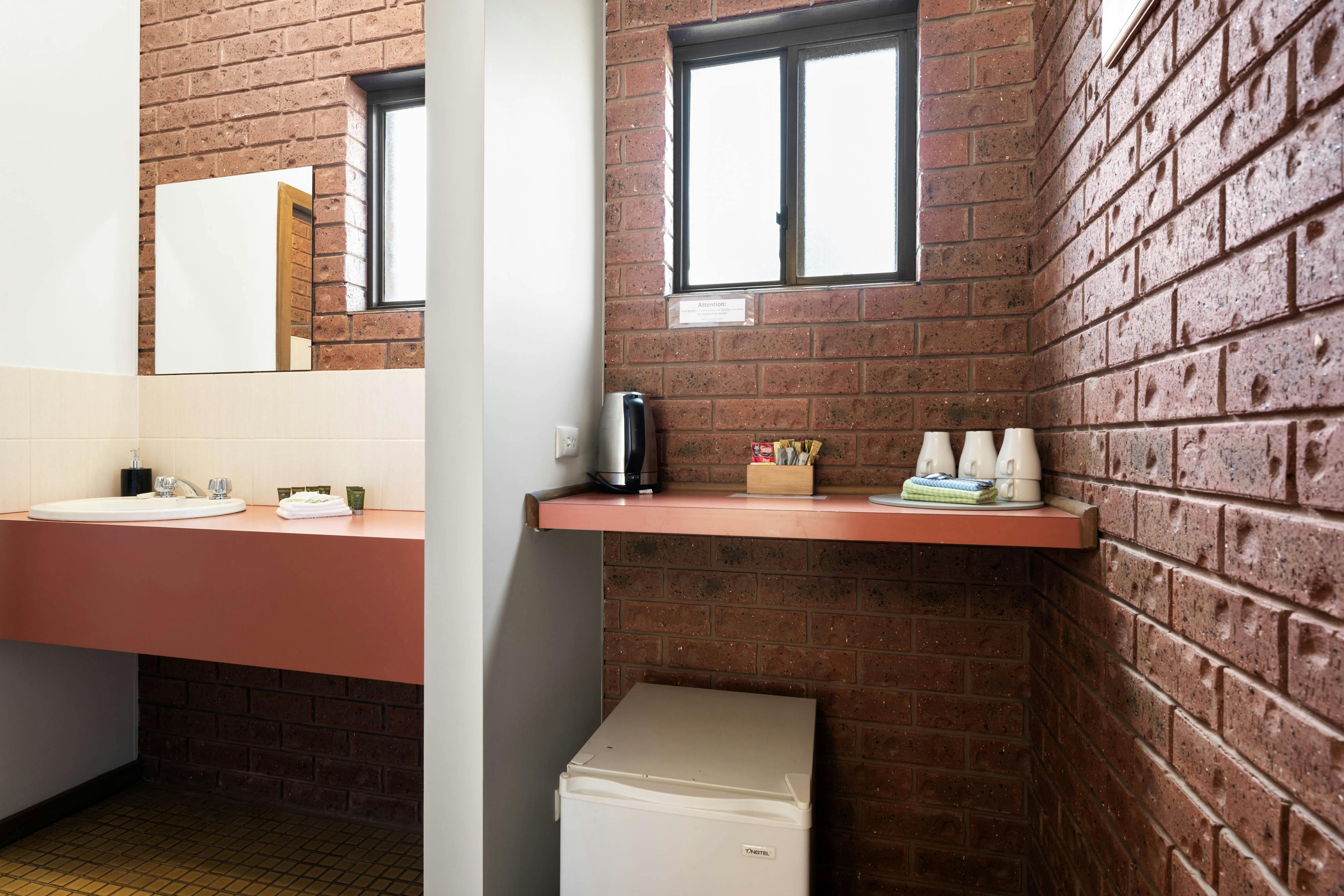 Snowline Hotel Bathroom