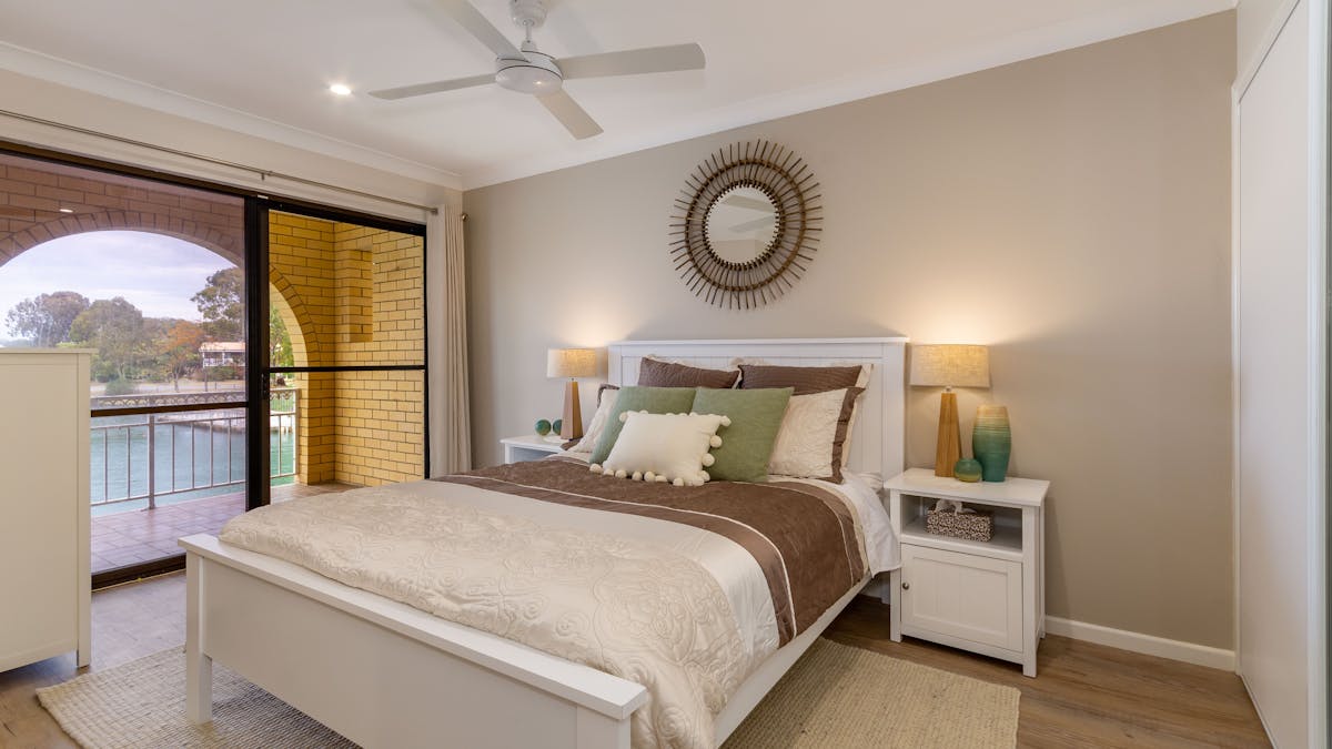 Bedroom with canal and Passage views