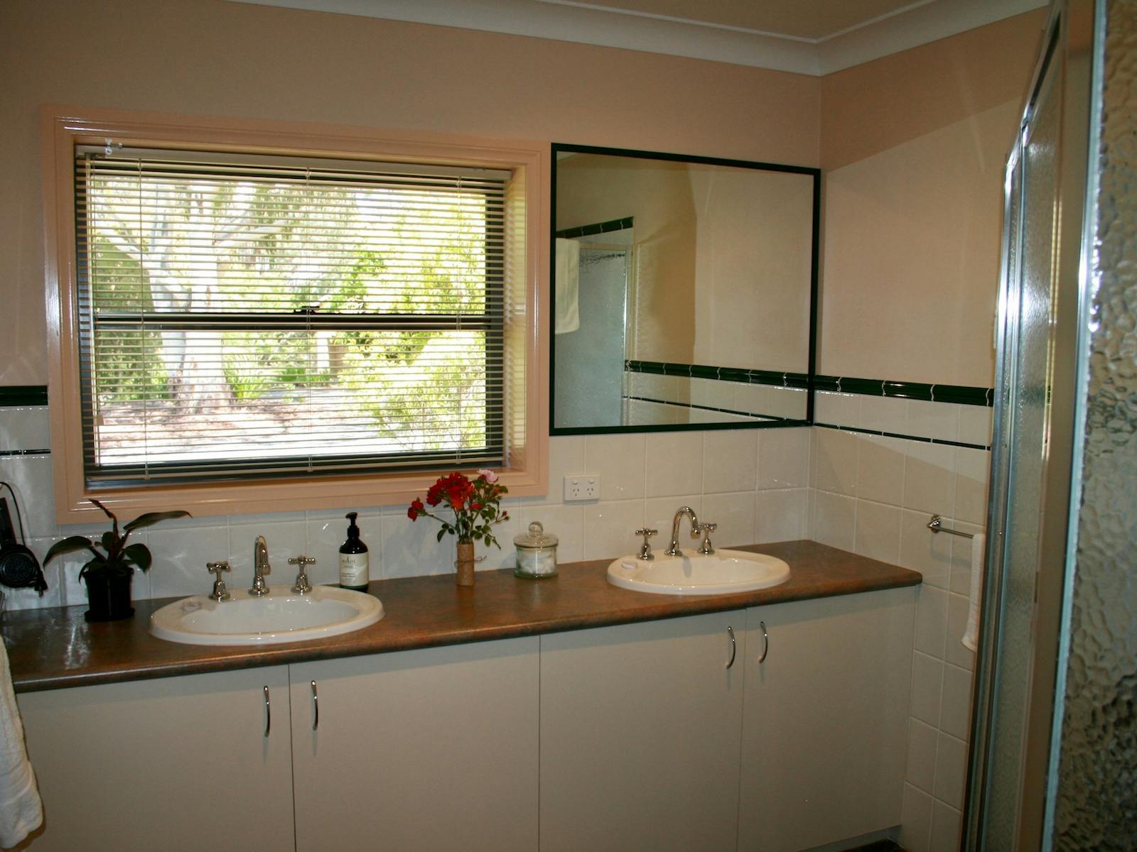 Serena Cottages - Twin Vanity & Large Walk-in Shower