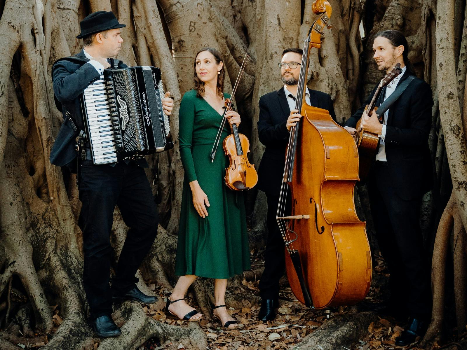 Estampa: Postcards - Melodies from Afar