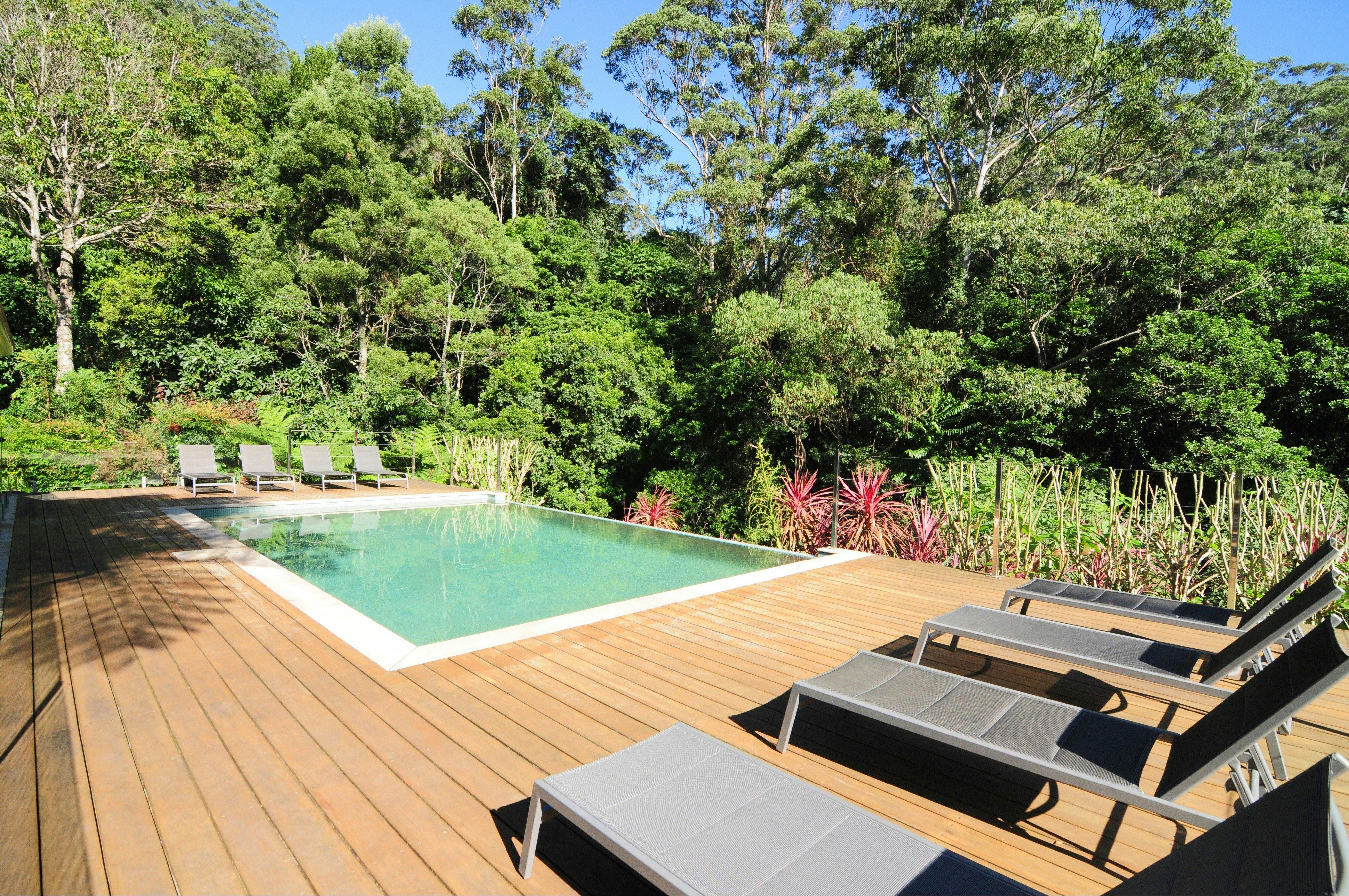 수영장과 데크