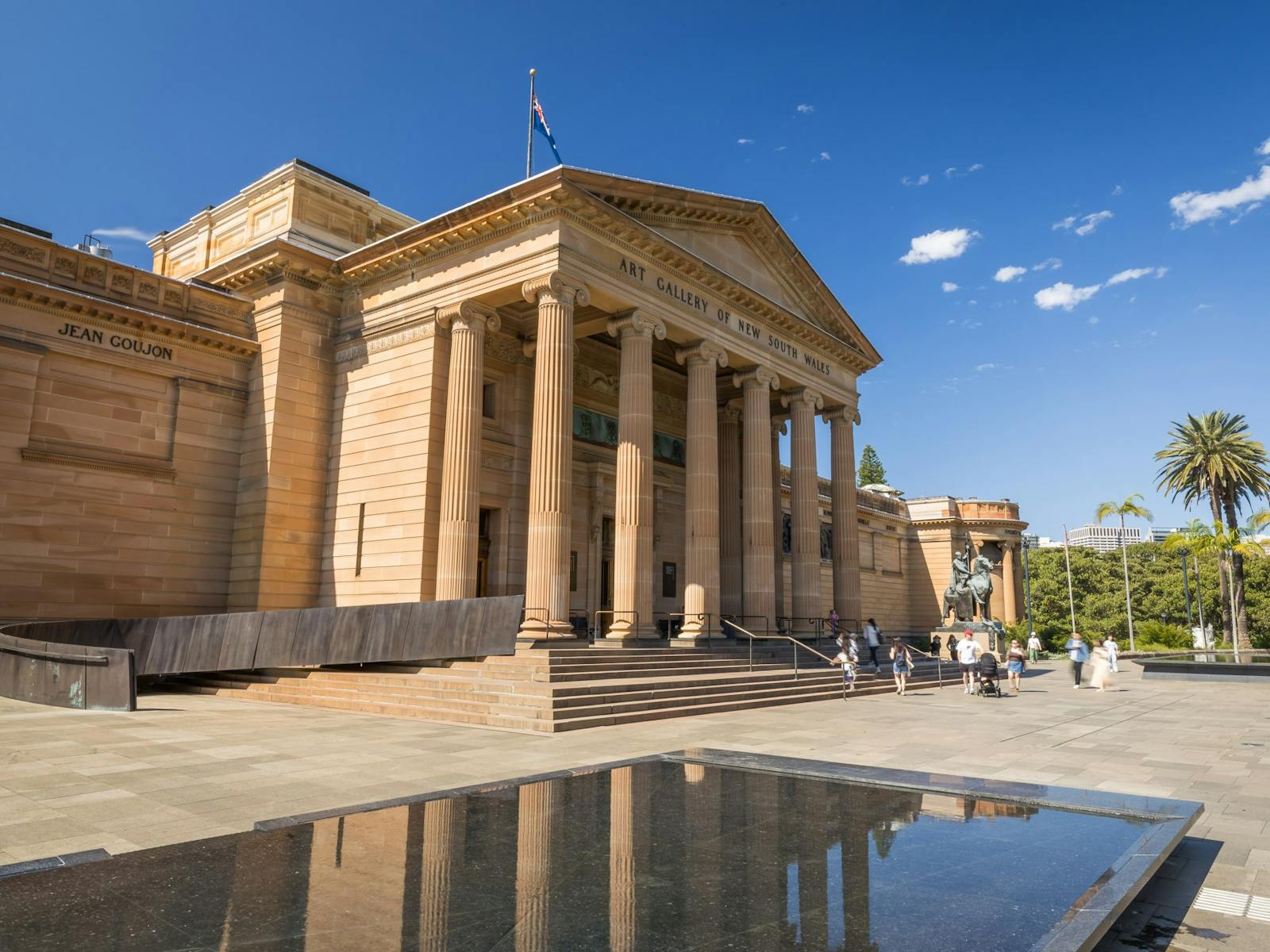 晴れた日の砂岩の建物の外観